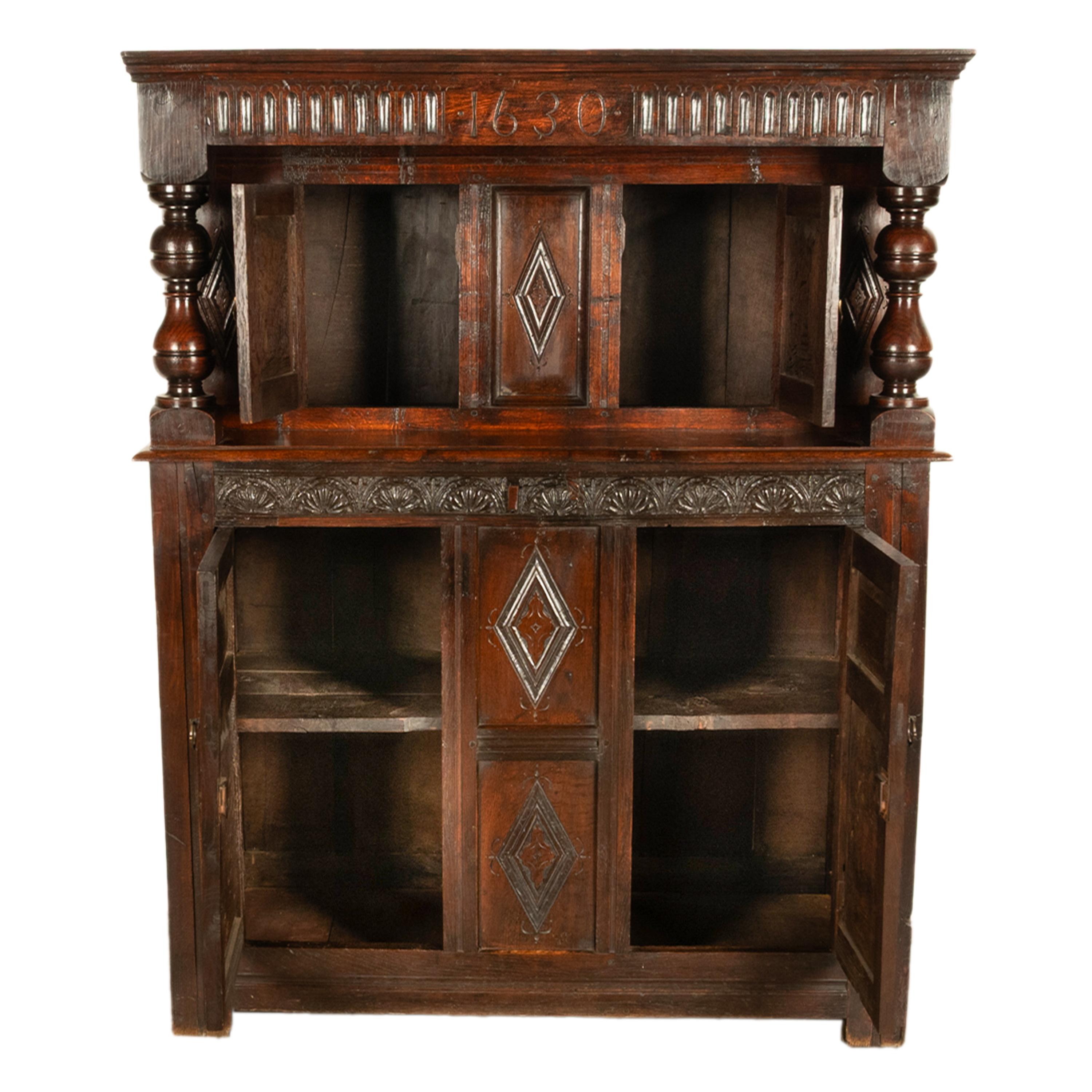 Antique English 17th Century Charles I Carved Oak Court Cupboard Cabinet 1630 siglo XVII en venta