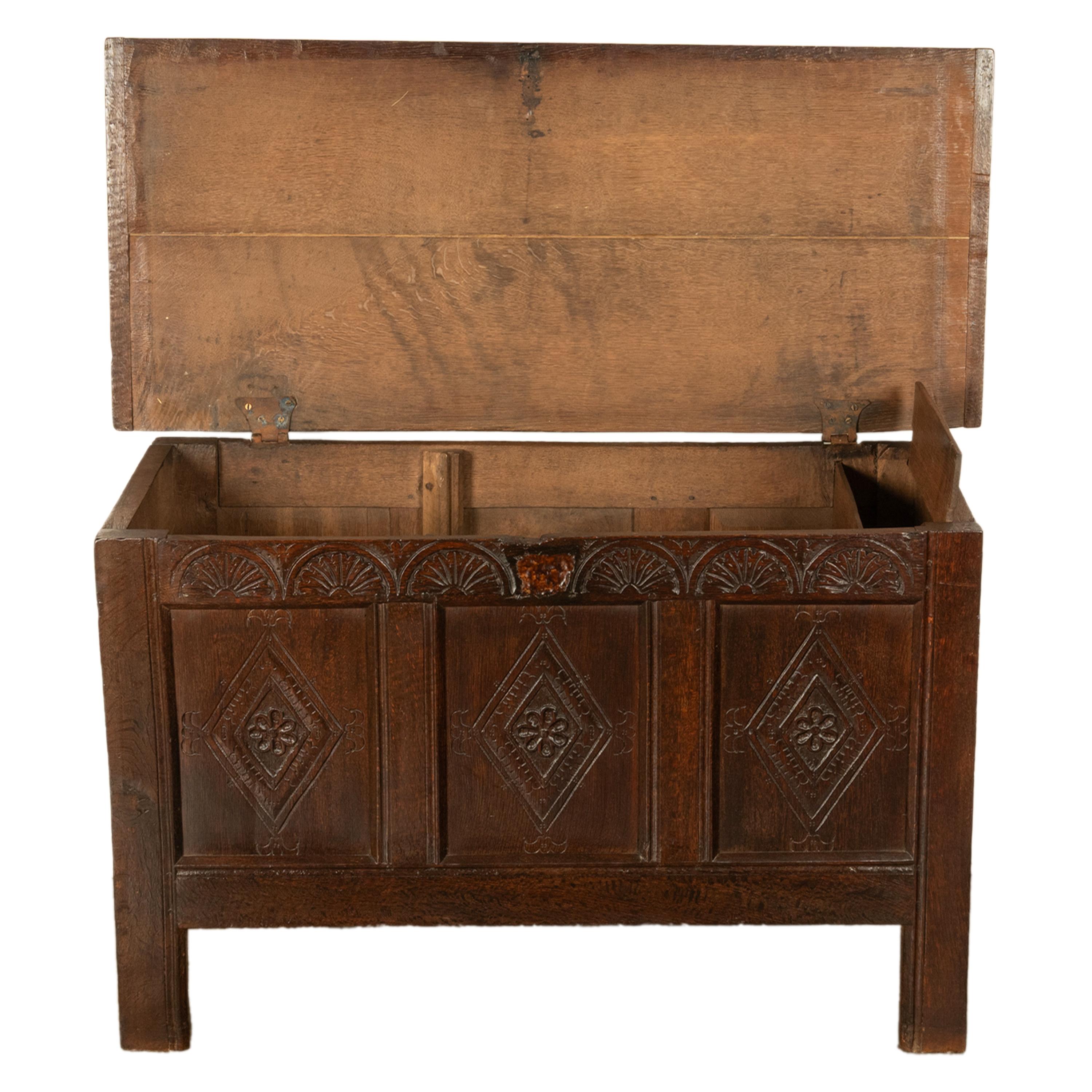 Antiguo Cofre Inglés del Siglo XVII Carlos II de Roble Tallado con Paneles 1680 en venta 6
