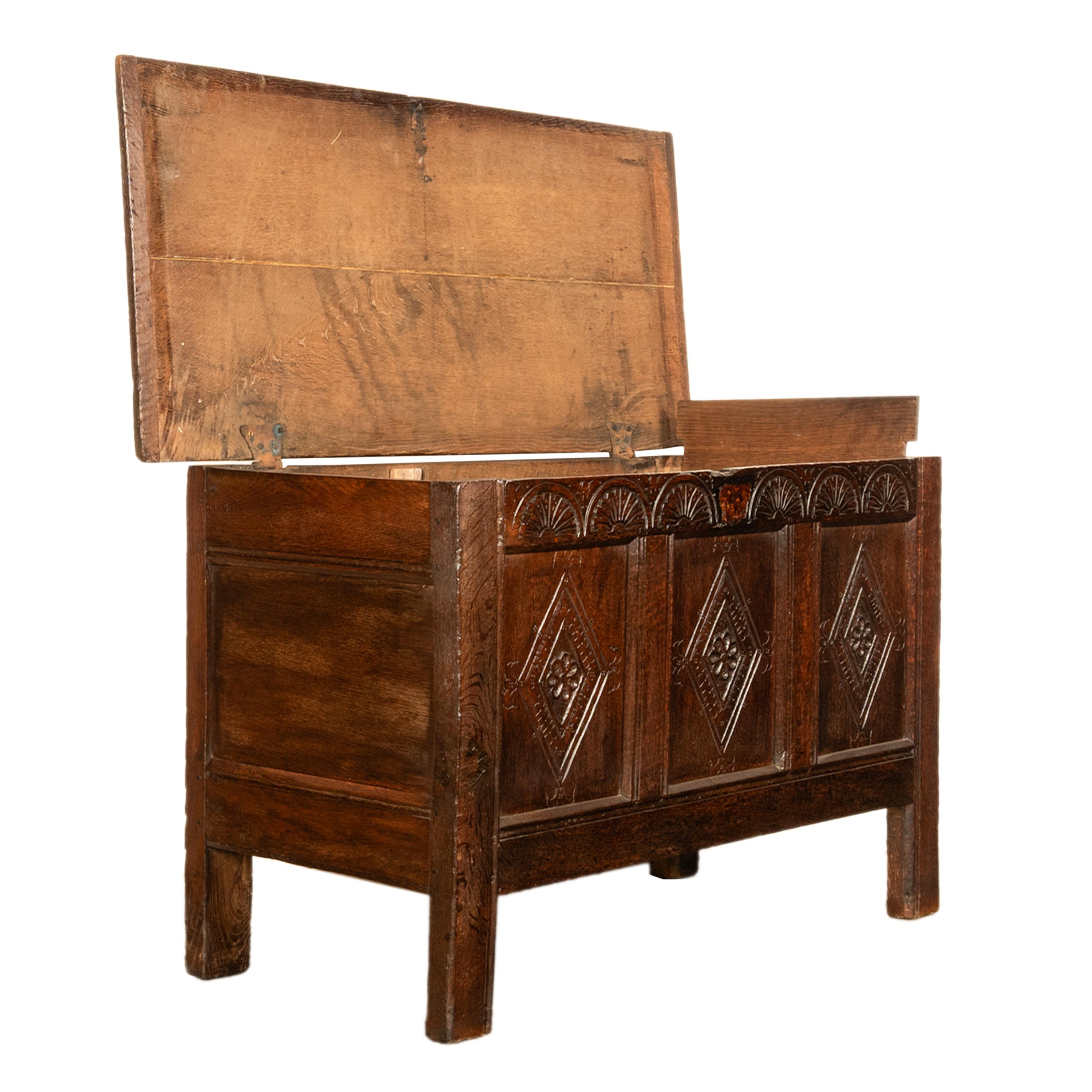 Antiguo Cofre Inglés del Siglo XVII Carlos II de Roble Tallado con Paneles 1680 en venta 9