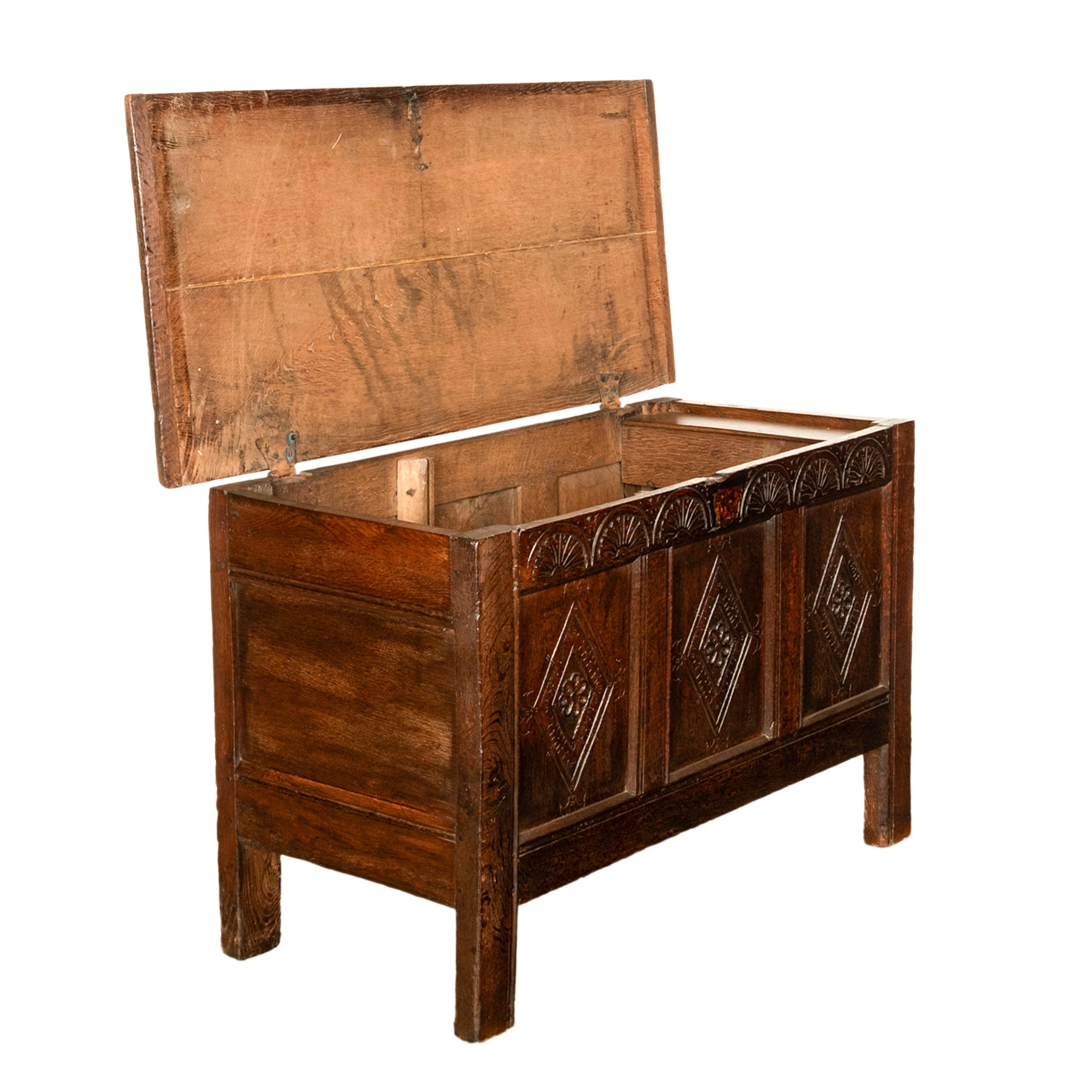 Antiguo Cofre Inglés del Siglo XVII Carlos II de Roble Tallado con Paneles 1680 en venta 10