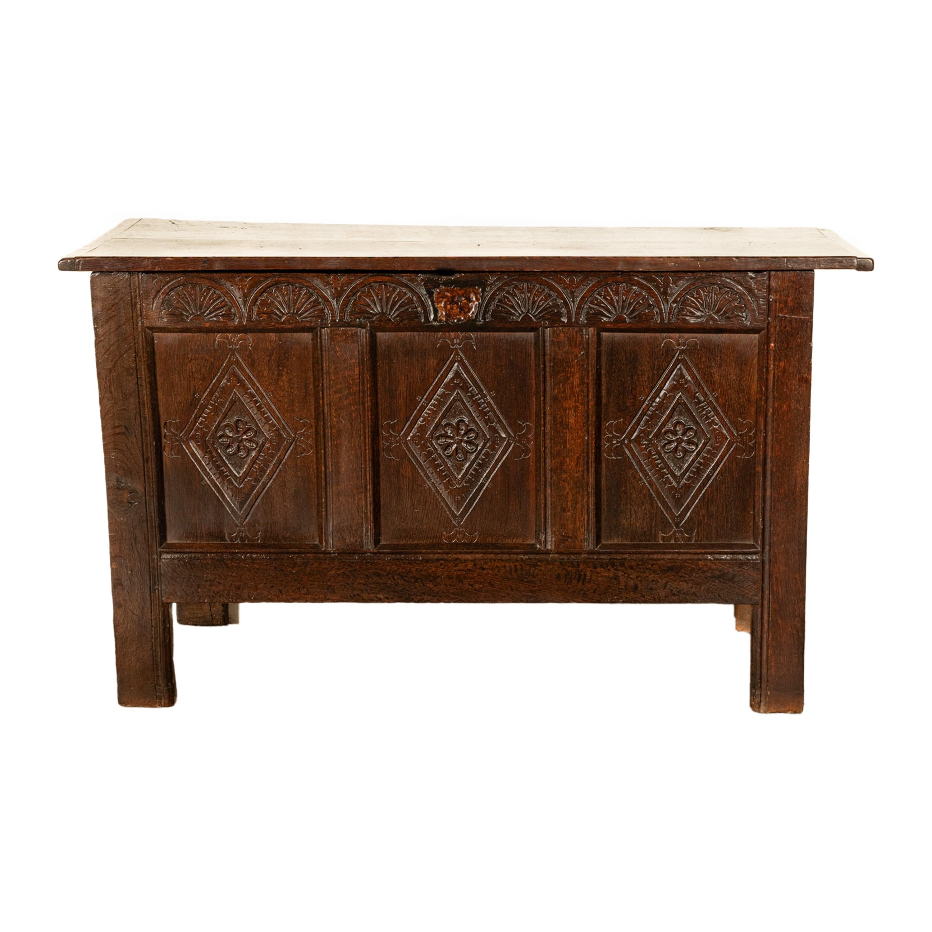 Antiguo Cofre Inglés del Siglo XVII Carlos II de Roble Tallado con Paneles 1680 en Bueno estado para la venta en Portland, OR