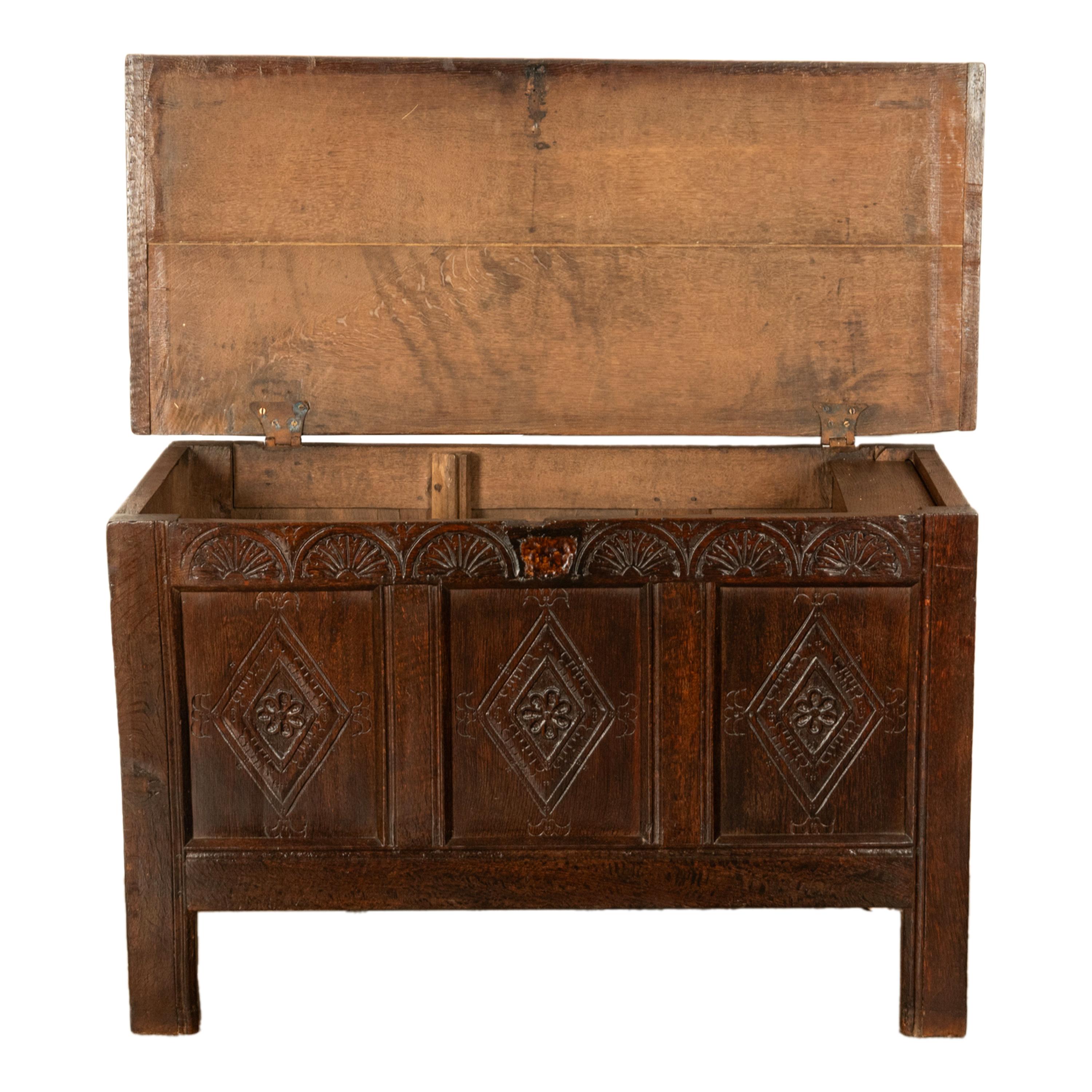 Antiguo Cofre Inglés del Siglo XVII Carlos II de Roble Tallado con Paneles 1680 en venta 5