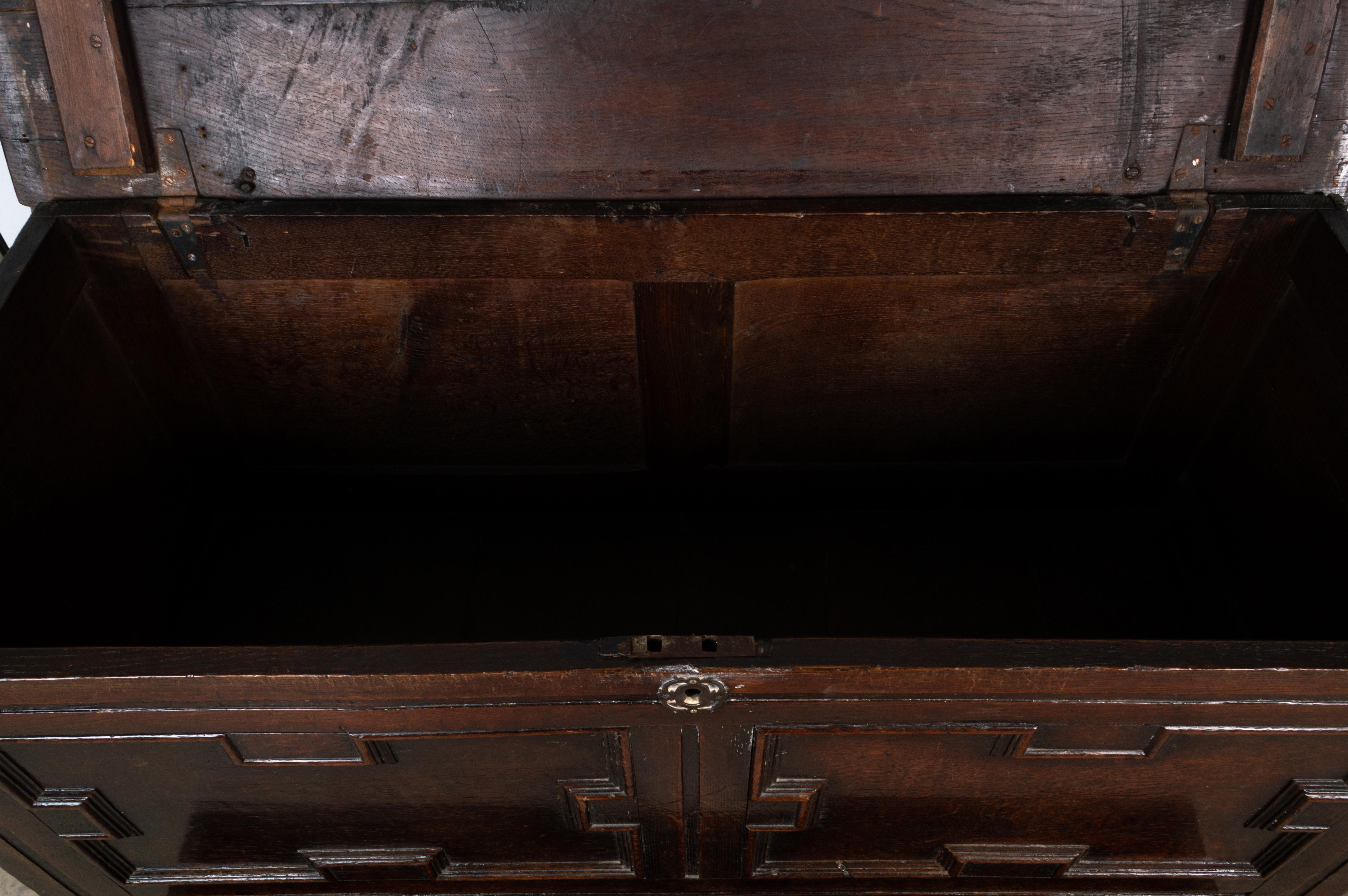 Fino al XVIII secolo Antico baule di quercia giacobino del XVII secolo, baule vuoto, 1660 ca. in vendita