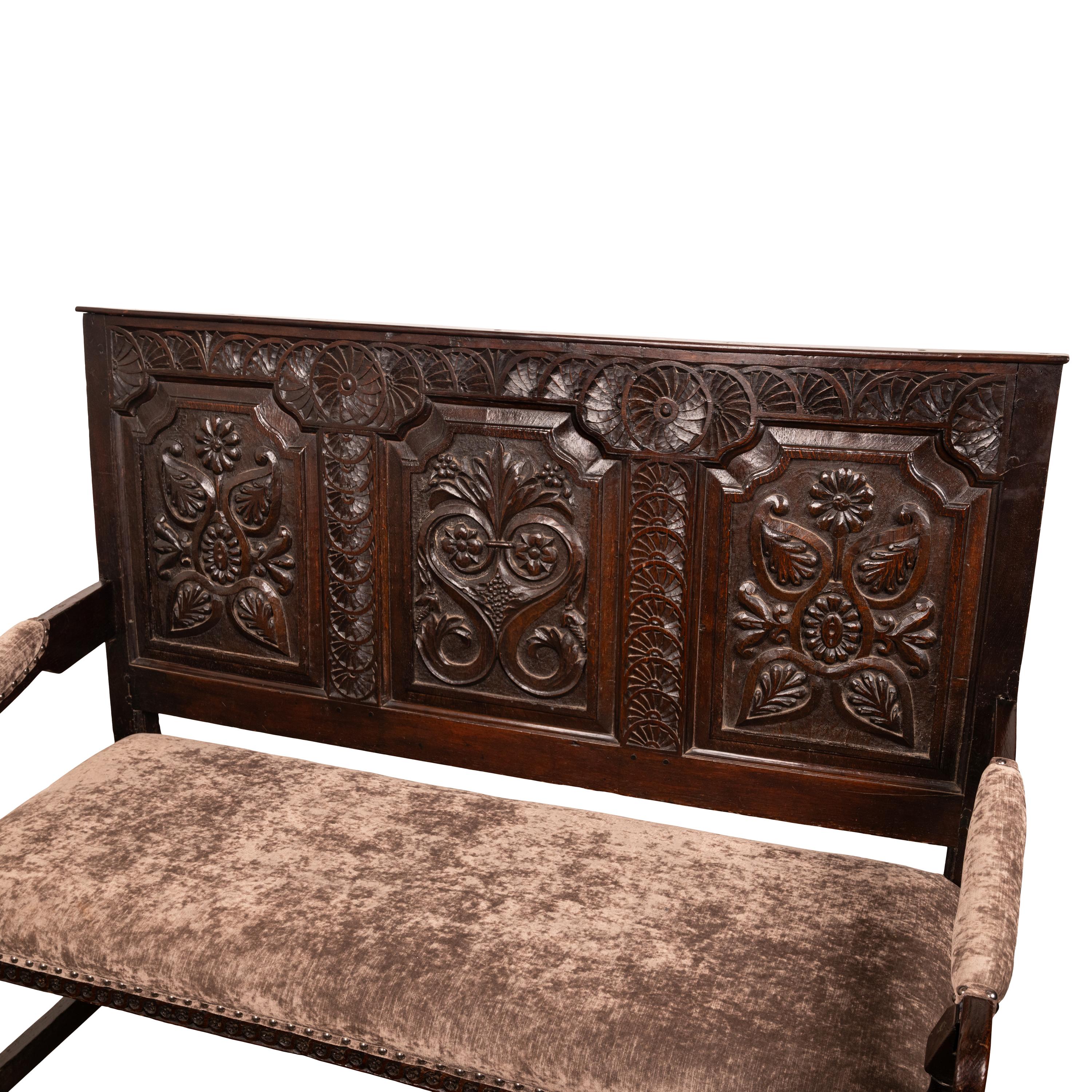 Ancien banc de canapé anglais du 17ème siècle en chêne sculpté du roi Charles II, 1680 en vente 5