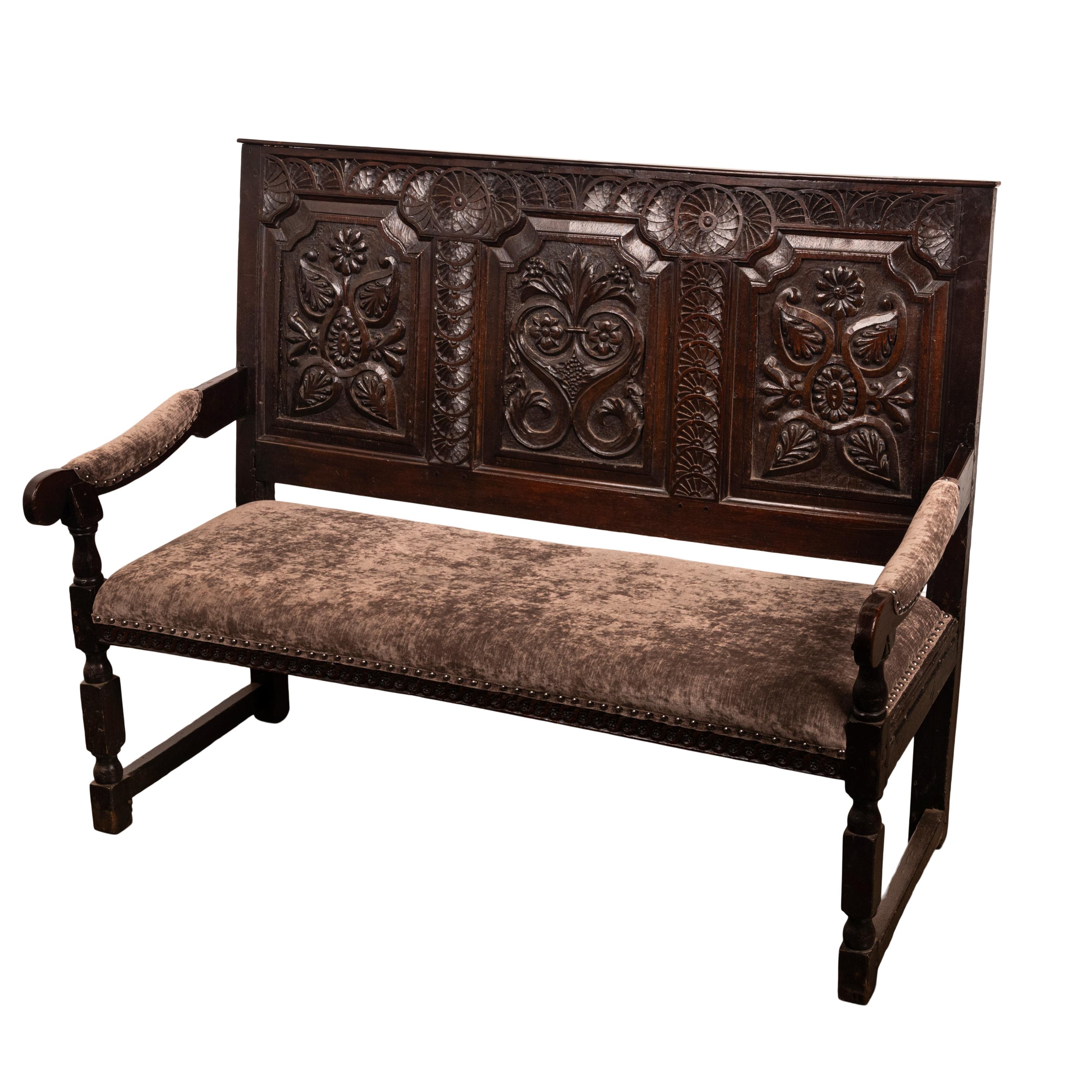 Antique English 17th Century King Charles II Carved Oak Settle Sofa Bench 1680 In Good Condition For Sale In Portland, OR