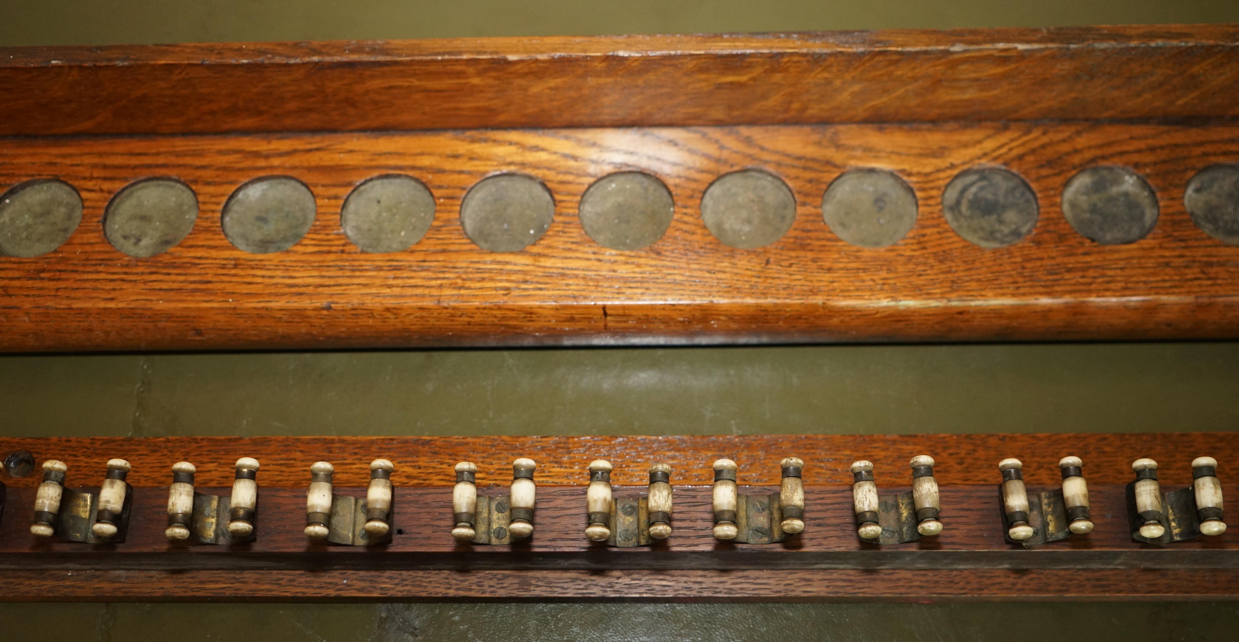 ANTIQUE ENGLISH 18 PIECE HARDWOOD WALL MOUNTED SNOOKER POOL BiLLIARDS CUE HOLDER (Viktorianisch) im Angebot