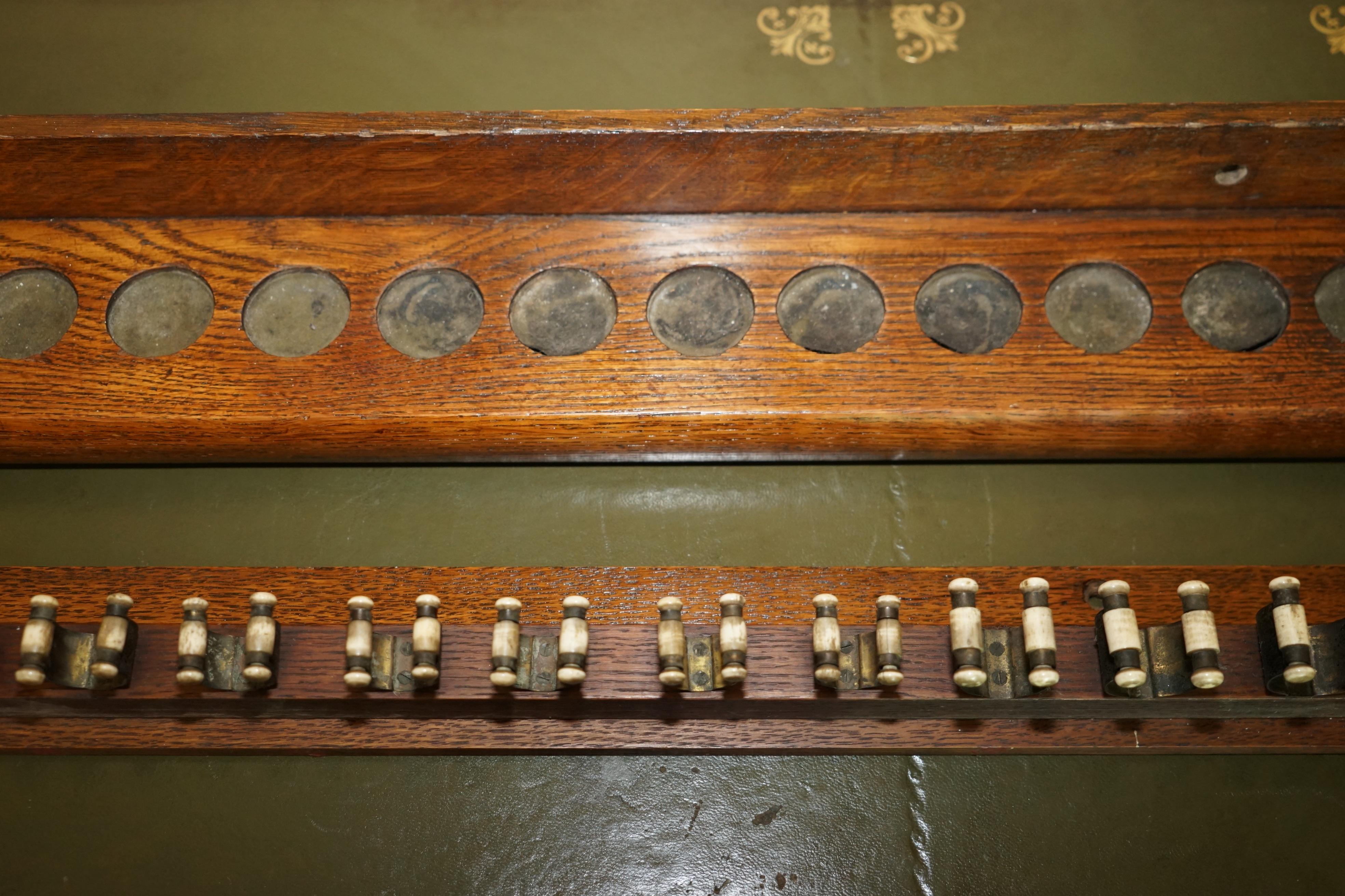 ANTIQUE ENGLISH 18 PIECE HARDWOOD WALL MOUNTED SNOOKER POOL BiLLIARDS CUE HOLDER (Englisch) im Angebot
