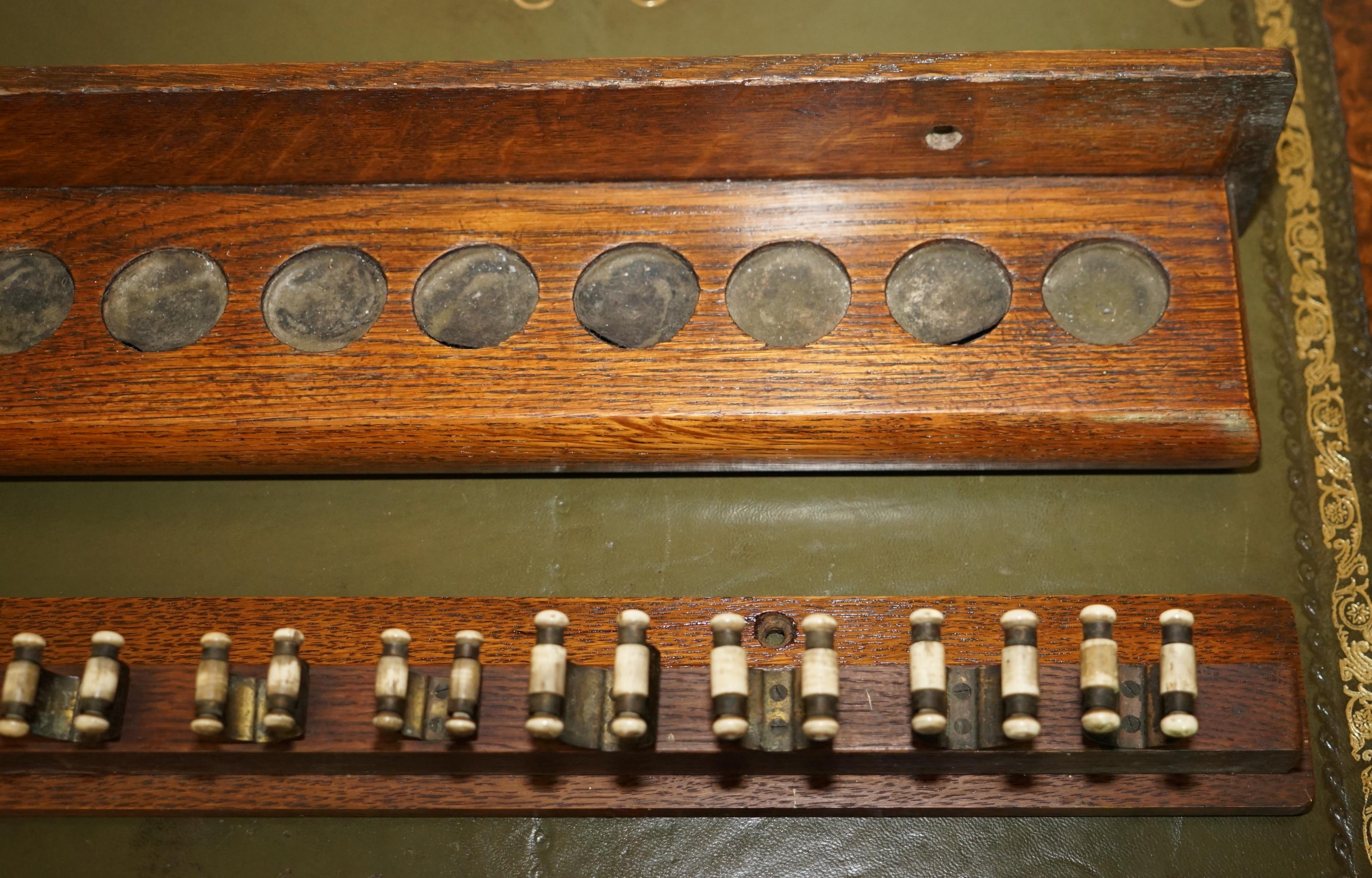 ANTIQUE ENGLISH 18 PIECE HARDWOOD WALL MOUNTED SNOOKER POOL BiLLIARDS CUE HOLDER (Handgefertigt) im Angebot
