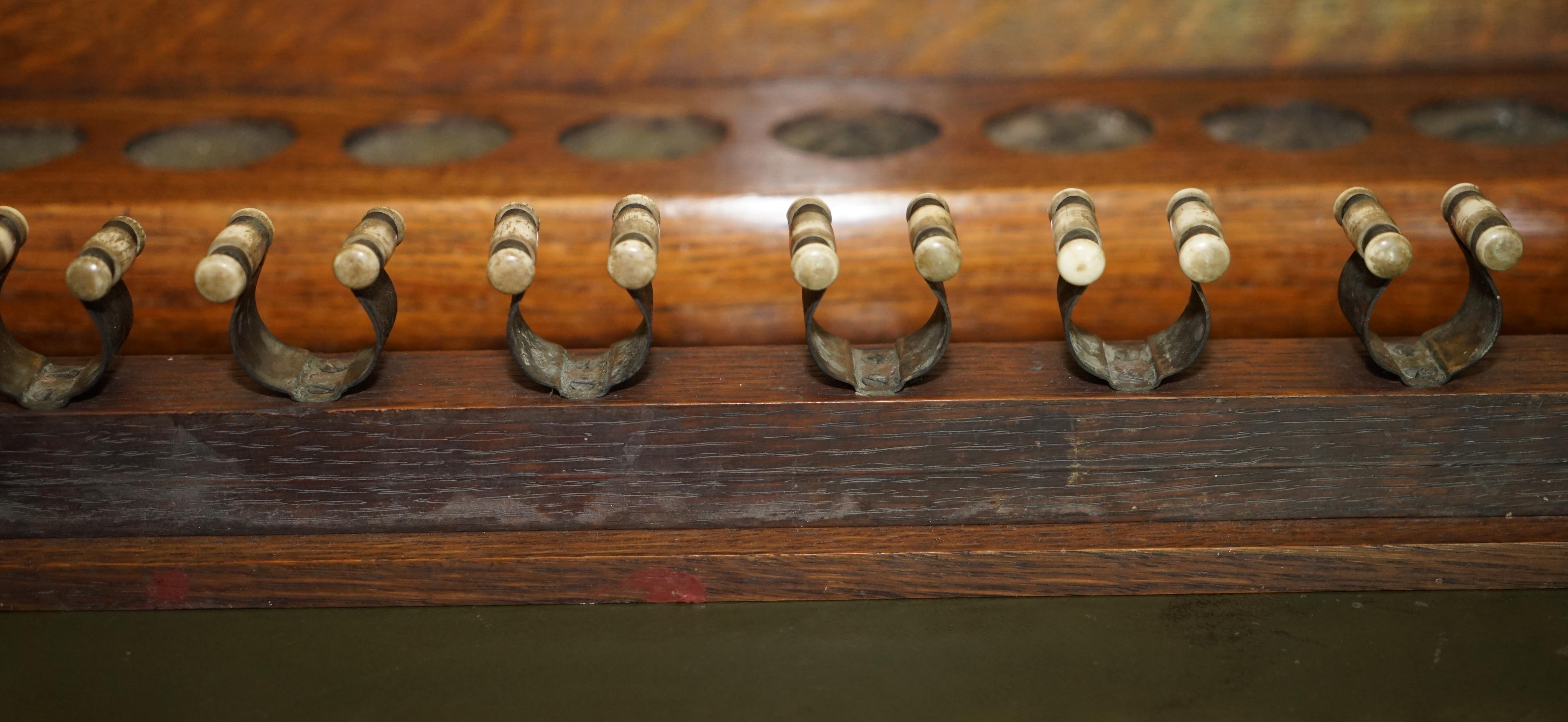 ANTIQUE ENGLISH 18 PIECE HARDWOOD WALL MOUNTED SNOOKER POOL BiLLIARDS CUE HOLDER im Zustand „Gut“ im Angebot in West Sussex, Pulborough