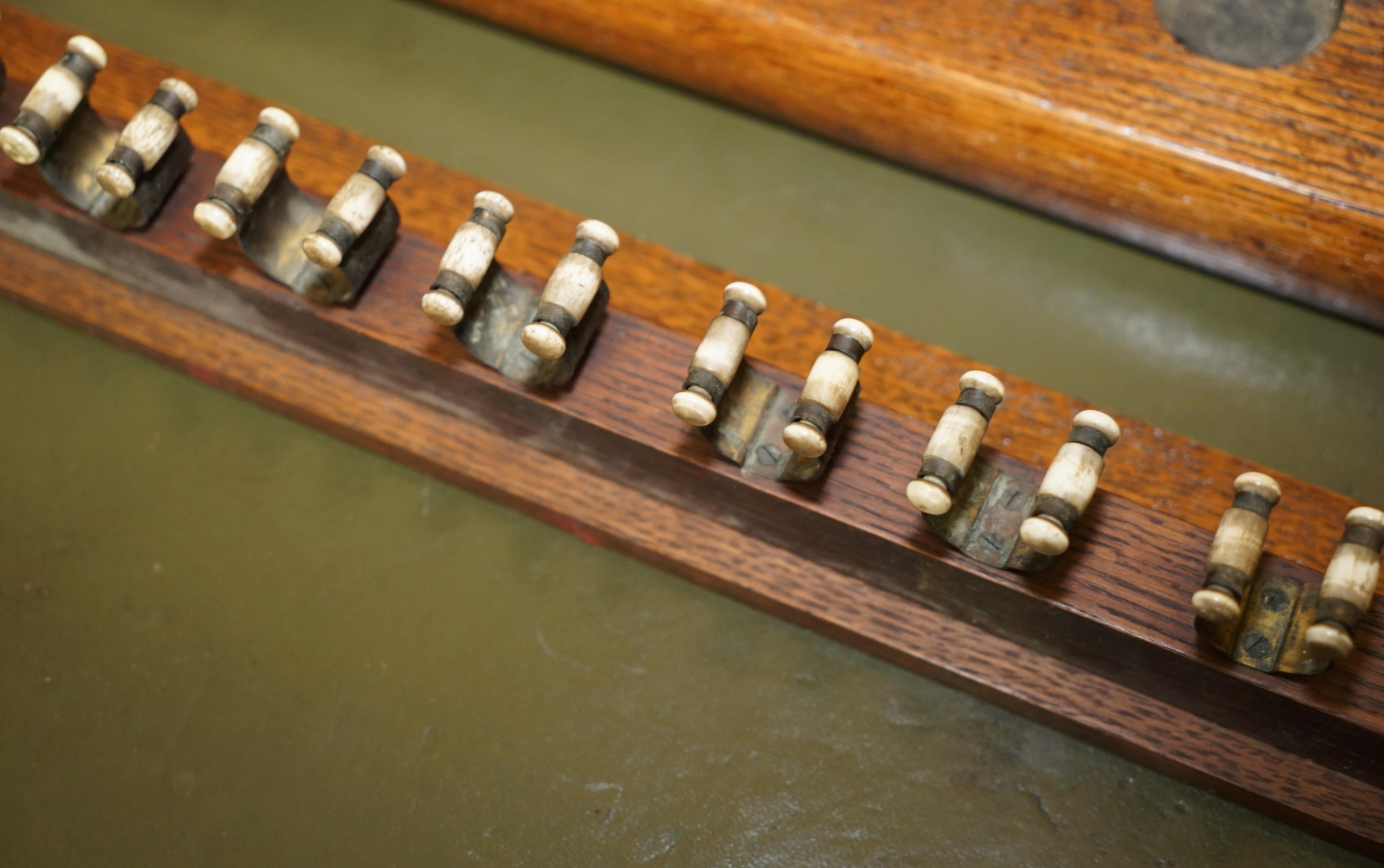 ANTIQUE ENGLISH 18 PIECE HARDWOOD WALL MOUNTED SNOOKER POOL BiLLIARDS CUE HOLDER (19. Jahrhundert) im Angebot