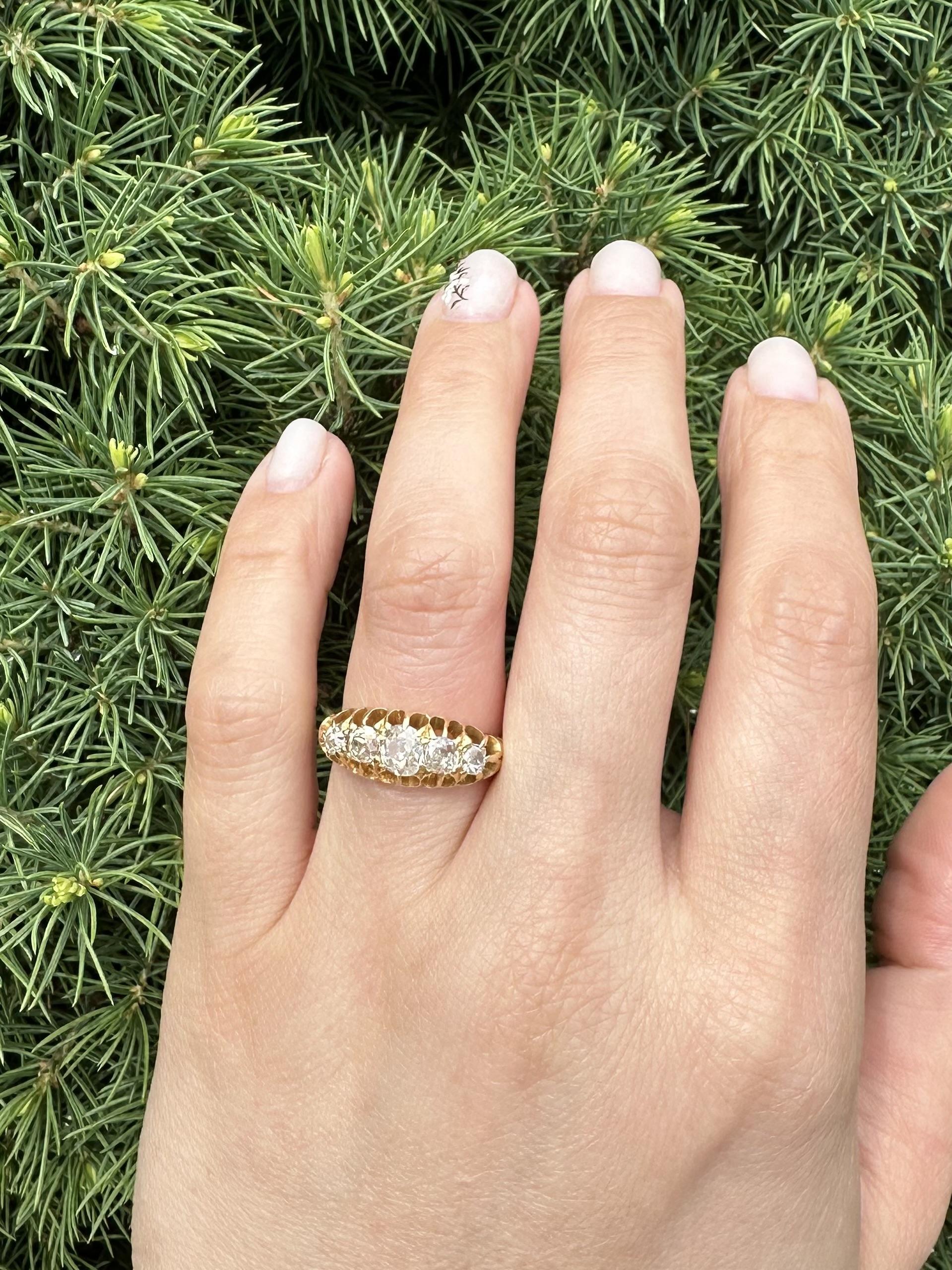 Antique English 18k Gold 1.4ct Chunky Old Mine Cut Diamond 5 Stone Band Ring Talla antigua en venta
