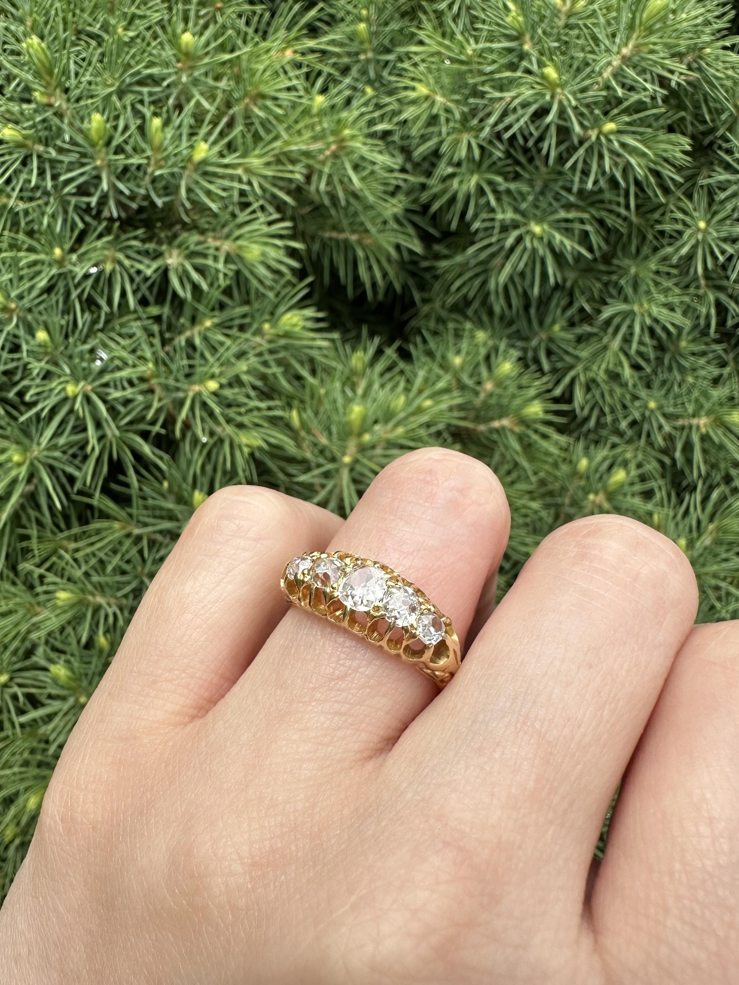 Antique English 18k Gold 1.4ct Chunky Old Mine Cut Diamond 5 Stone Band Ring en Excelente estado para la venta en Montclair, NJ