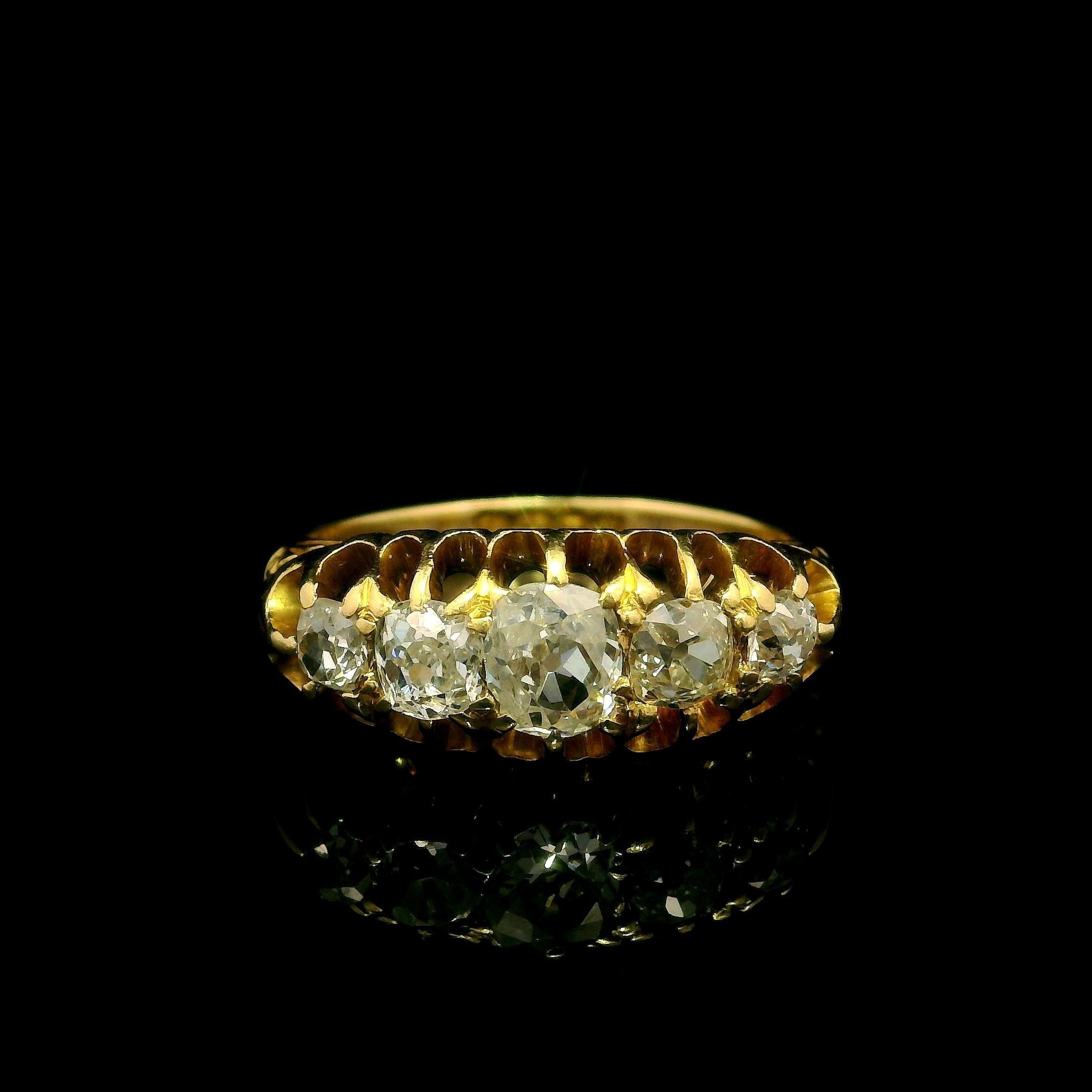 De las mujeres Antique English 18k Gold 1.4ct Chunky Old Mine Cut Diamond 5 Stone Band Ring en venta