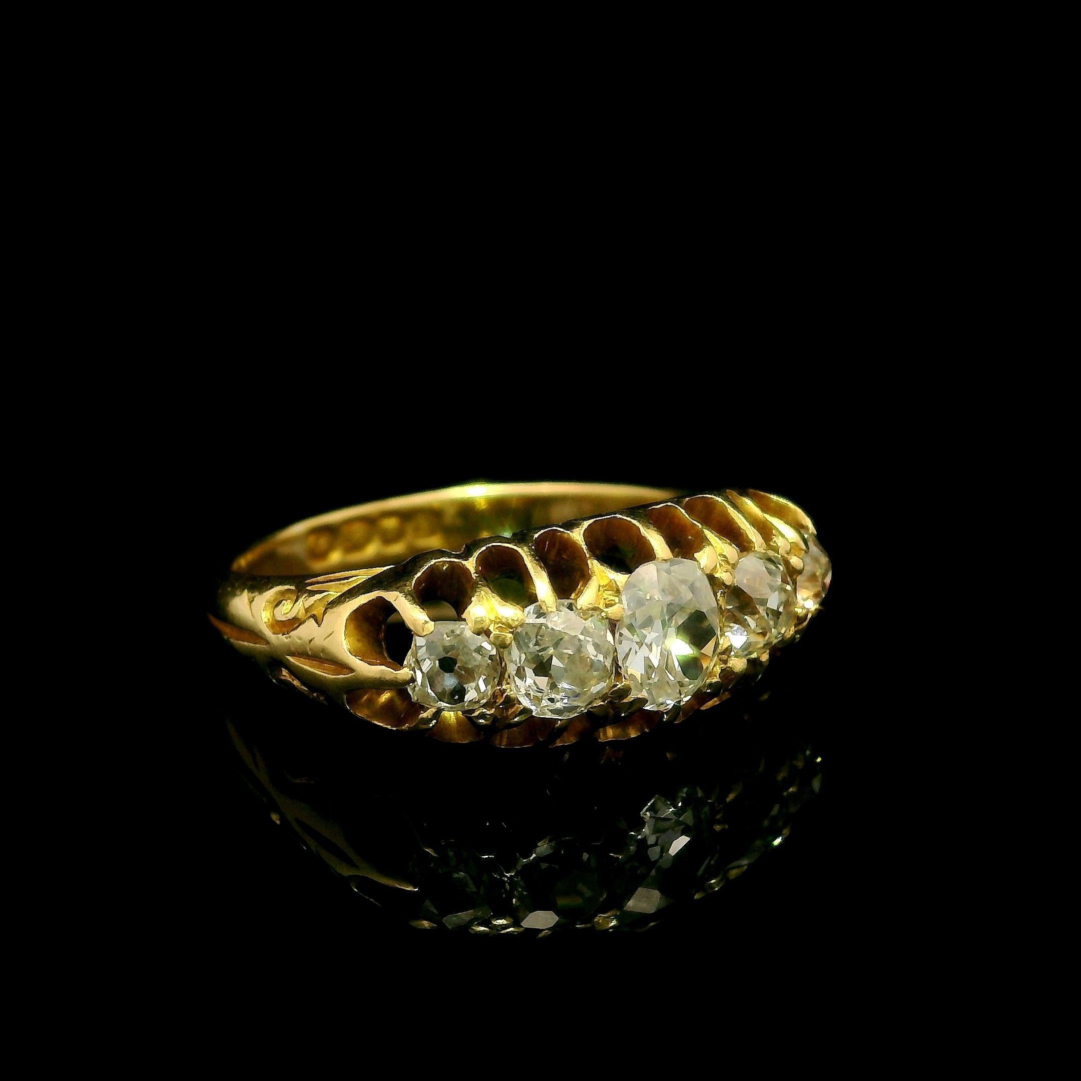 Antique English 18k Gold 1.4ct Chunky Old Mine Cut Diamond 5 Stone Band Ring en venta 1