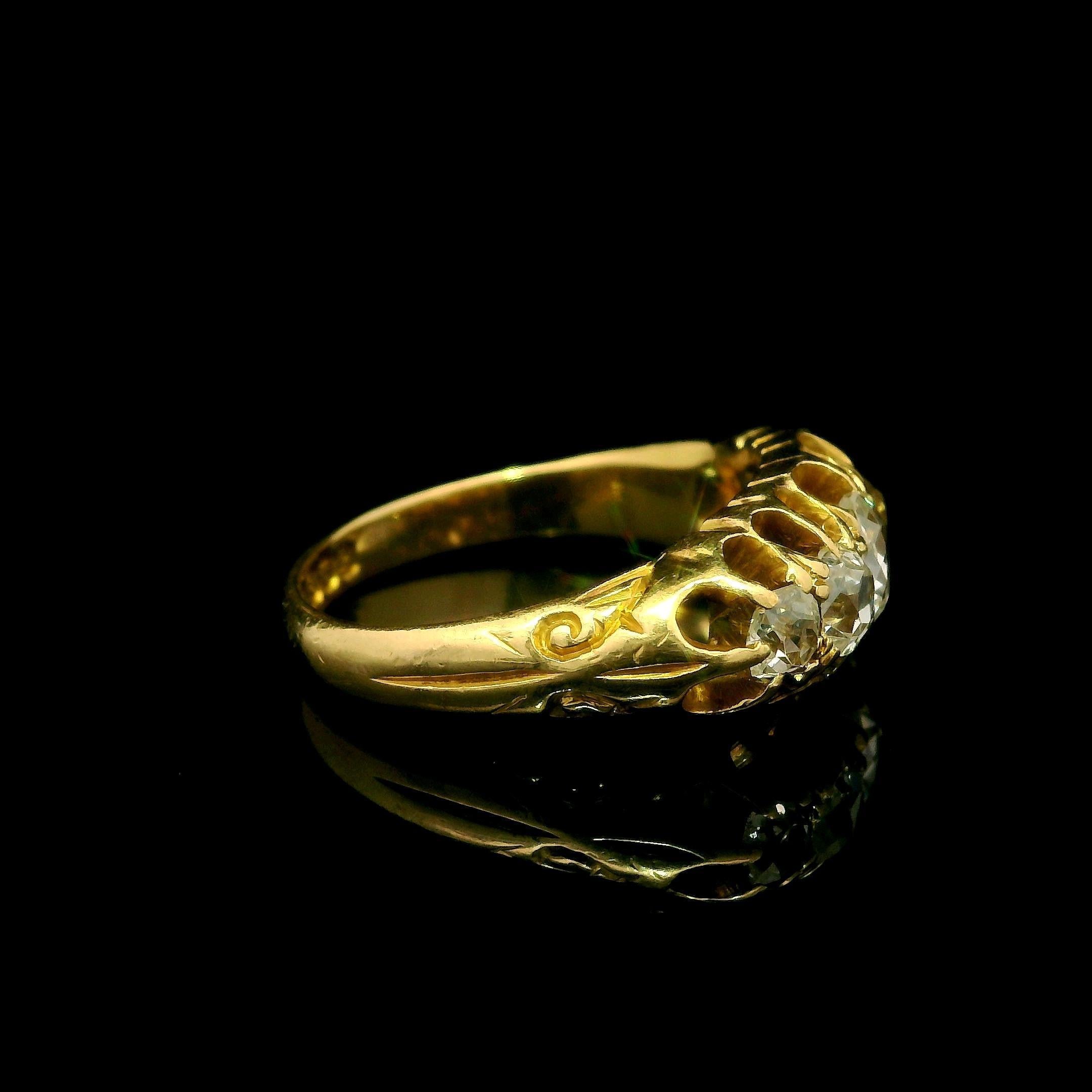 Antique English 18k Gold 1.4ct Chunky Old Mine Cut Diamond 5 Stone Band Ring en venta 2