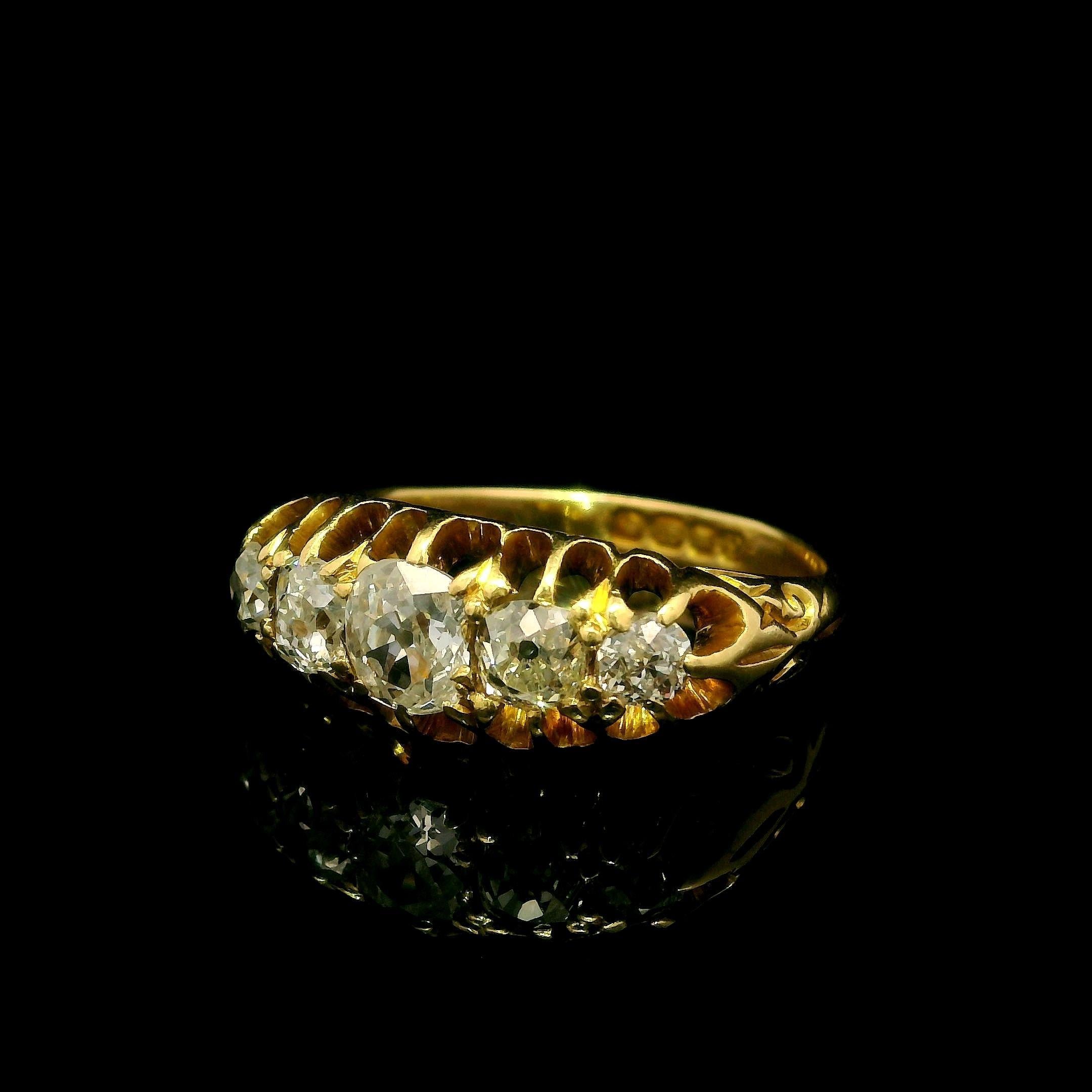 Antique English 18k Gold 1.4ct Chunky Old Mine Cut Diamond 5 Stone Band Ring en venta 4