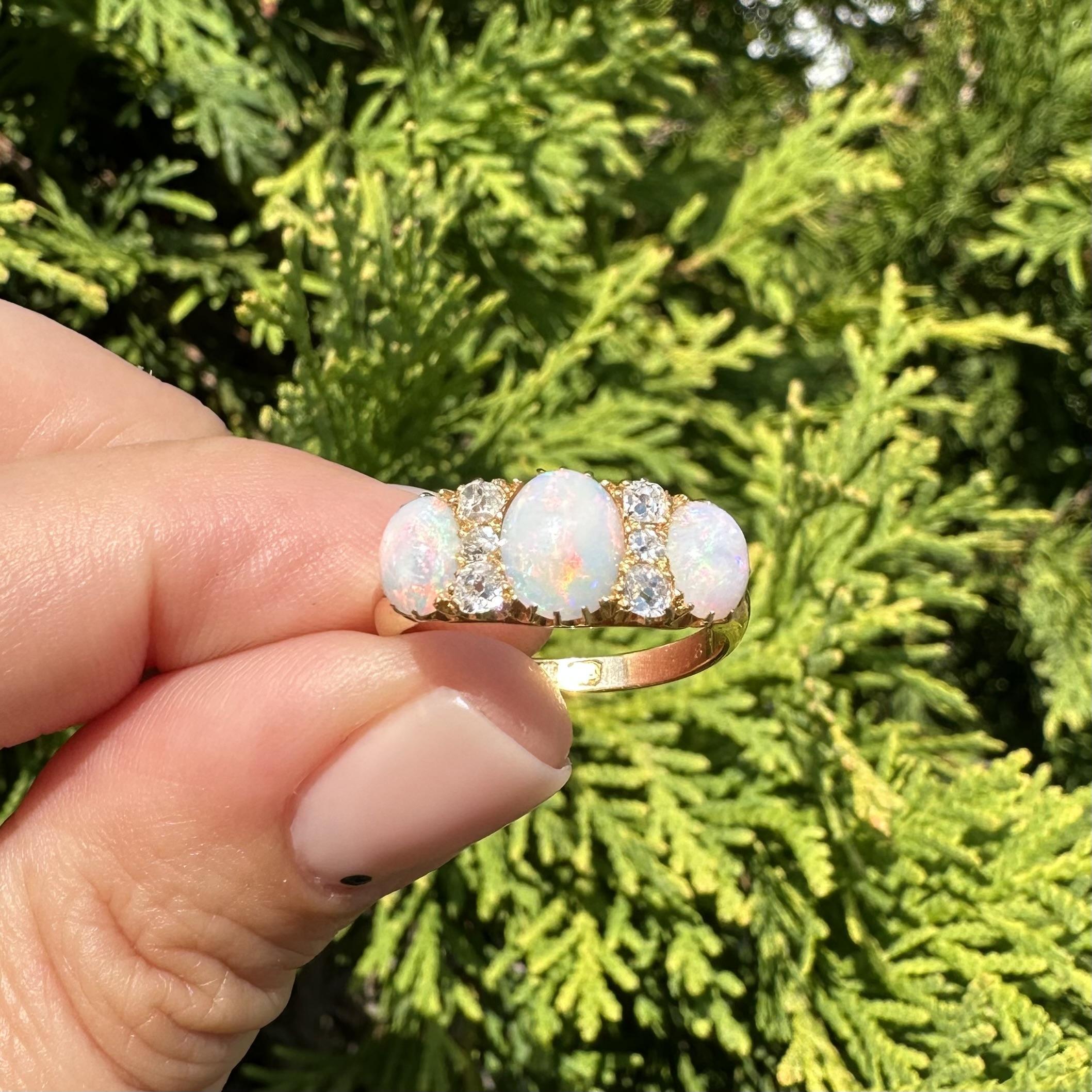 Anillo inglés antiguo de oro amarillo de 18k con diamantes talla antigua de ópalo ovalado en venta 5