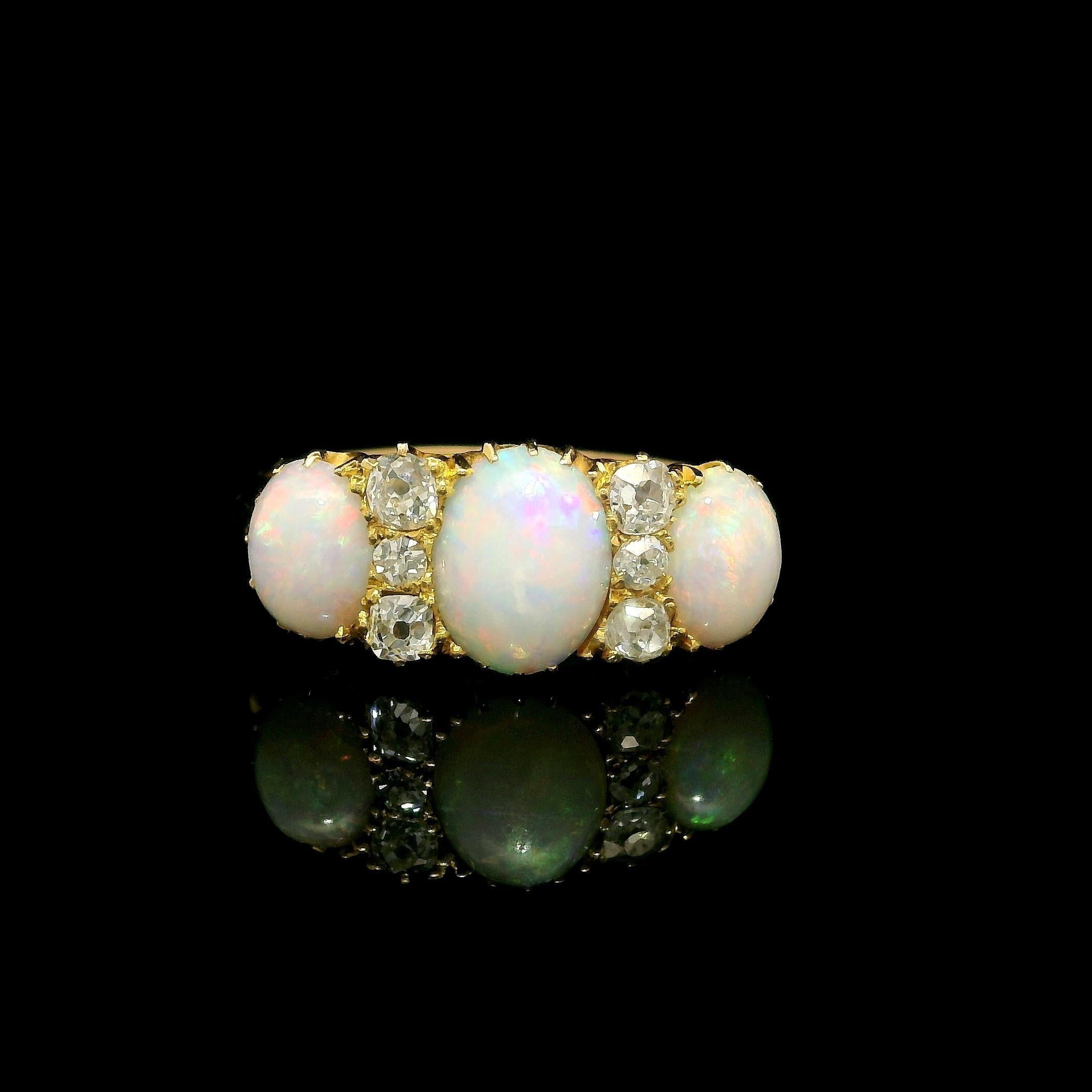 Anillo inglés antiguo de oro amarillo de 18k con diamantes talla antigua de ópalo ovalado en venta 6
