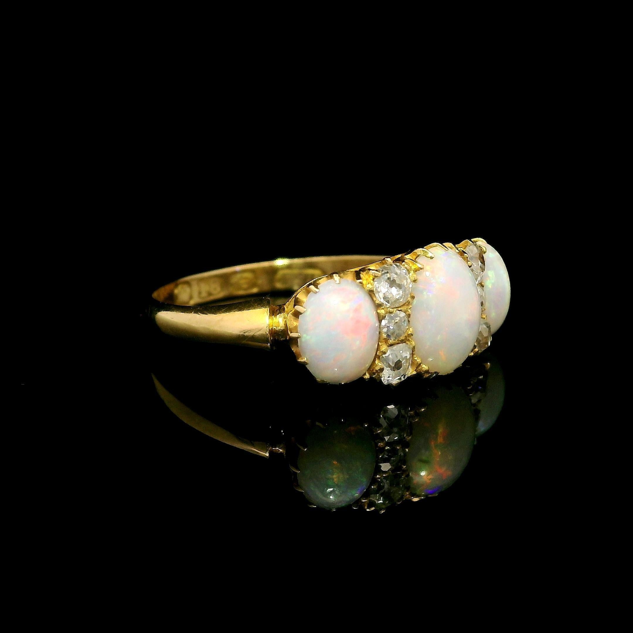 Anillo inglés antiguo de oro amarillo de 18k con diamantes talla antigua de ópalo ovalado en venta 7