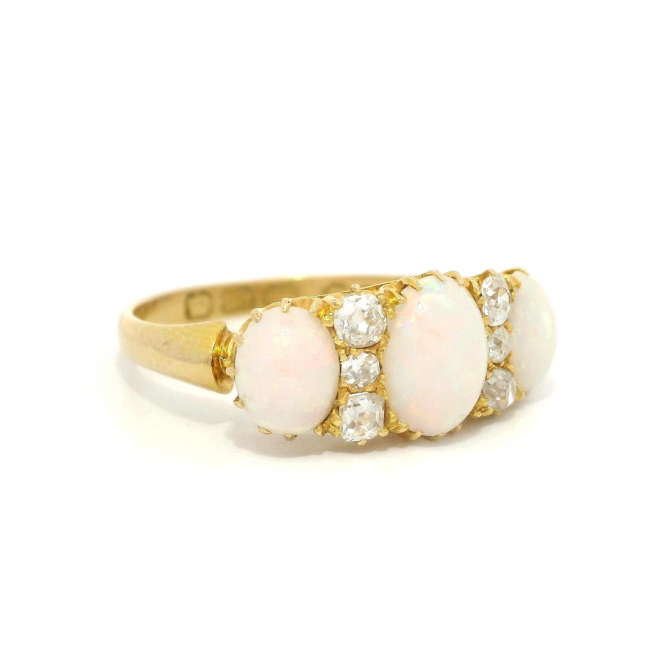 Anillo inglés antiguo de oro amarillo de 18k con diamantes talla antigua de ópalo ovalado en venta 9