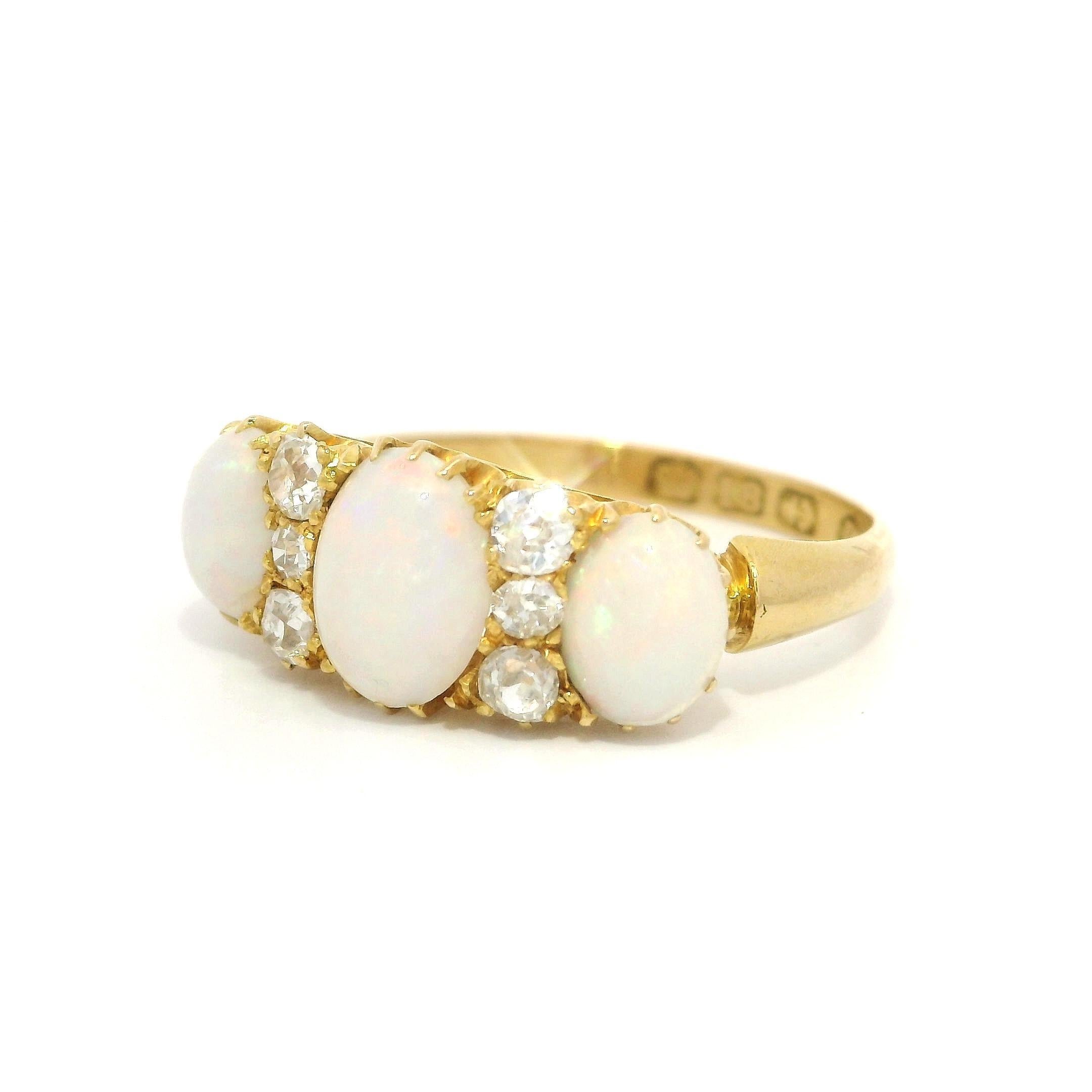 Anillo inglés antiguo de oro amarillo de 18k con diamantes talla antigua de ópalo ovalado en Excelente estado para la venta en Montclair, NJ