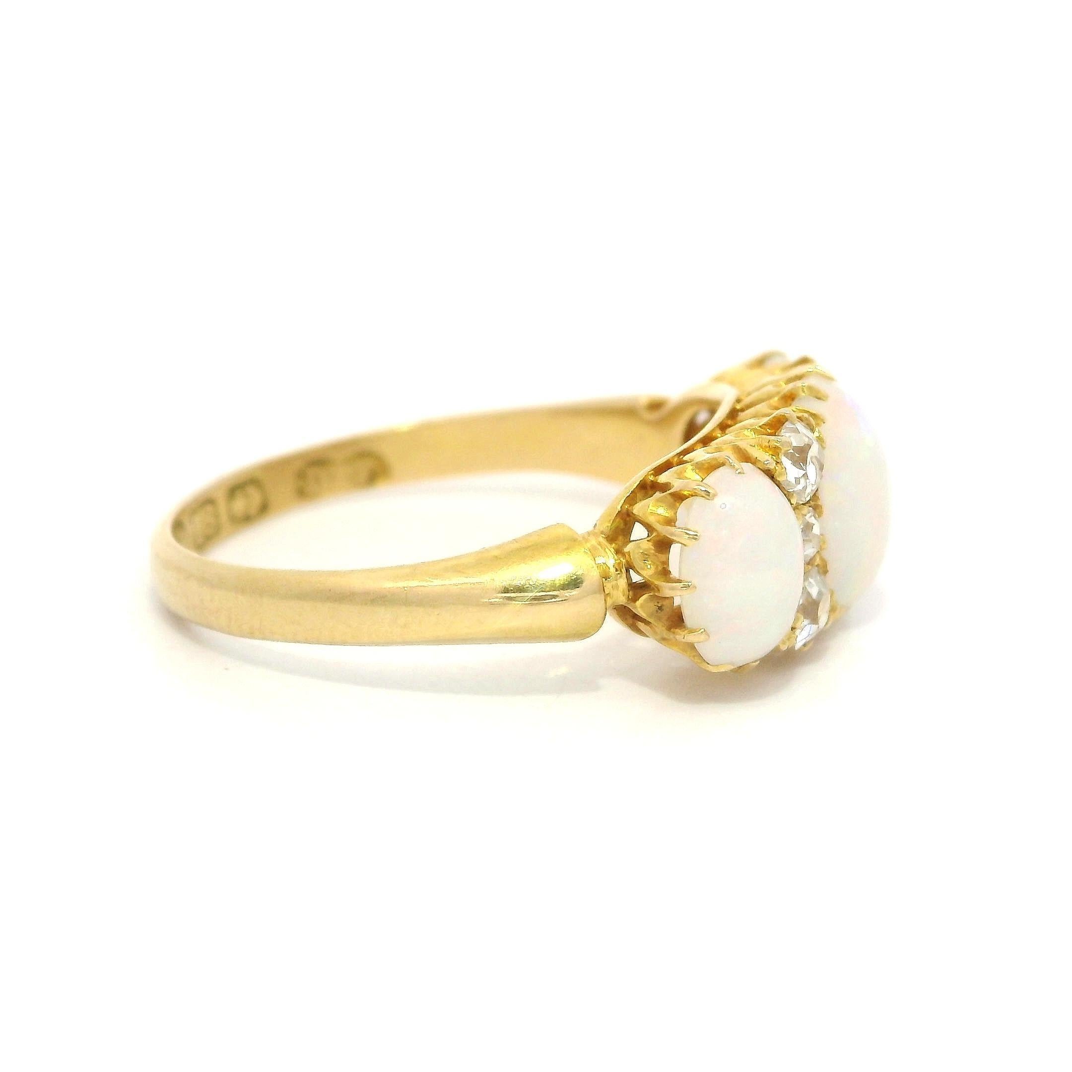 Anillo inglés antiguo de oro amarillo de 18k con diamantes talla antigua de ópalo ovalado en venta 1