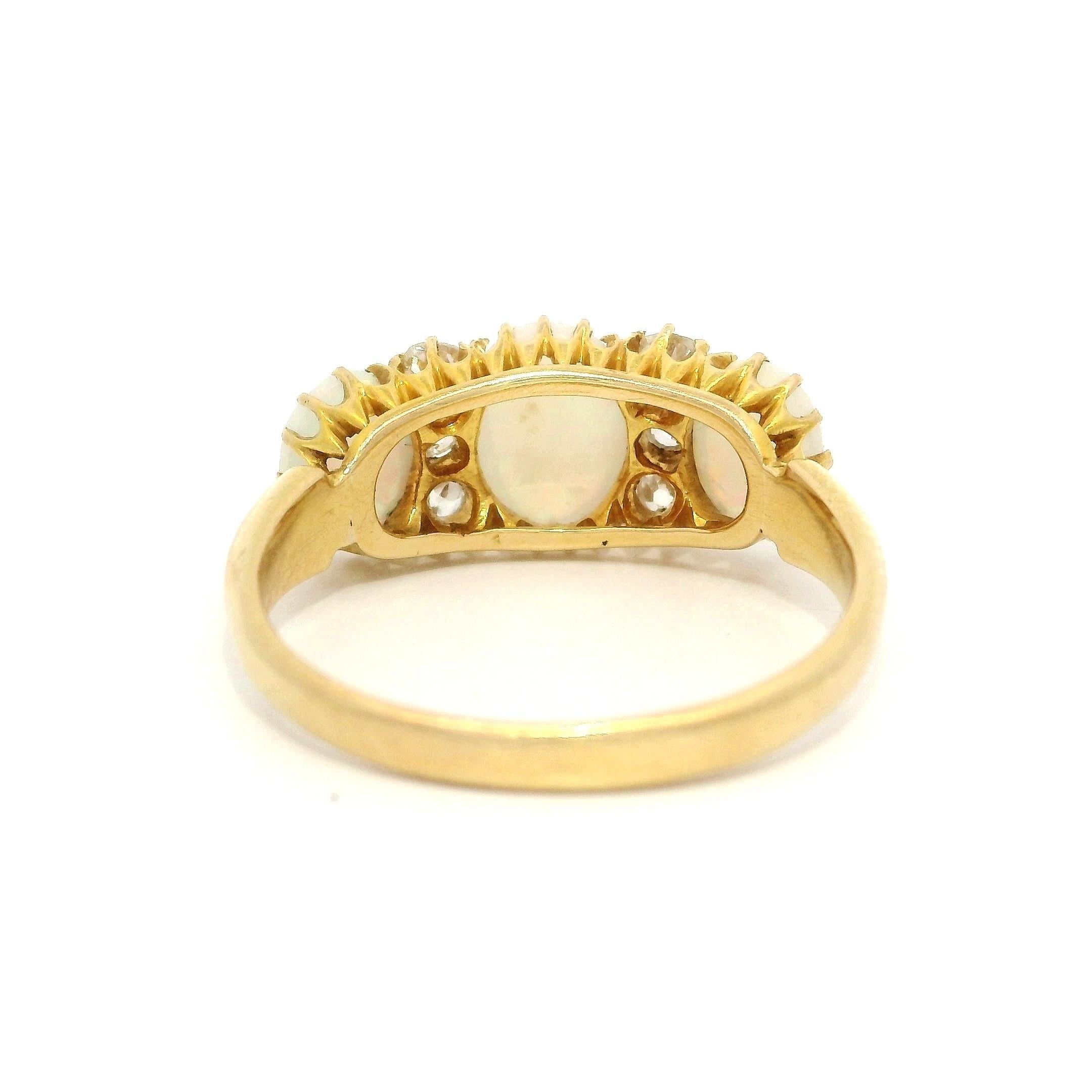 Anillo inglés antiguo de oro amarillo de 18k con diamantes talla antigua de ópalo ovalado en venta 2