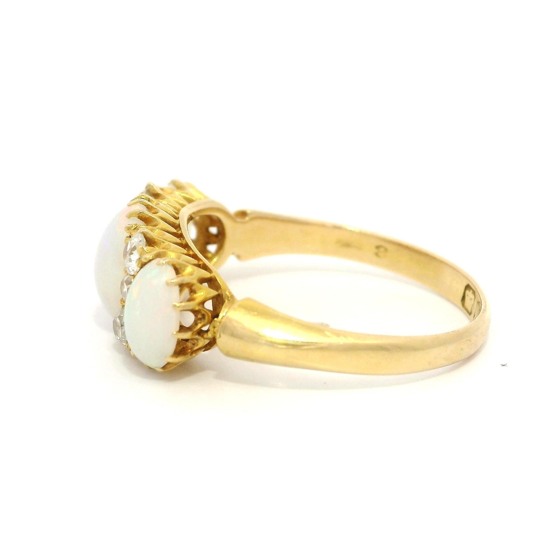 Anillo inglés antiguo de oro amarillo de 18k con diamantes talla antigua de ópalo ovalado en venta 3