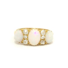 Anello antico inglese in oro giallo 18 carati con opale ovale e diamante taglio miniera