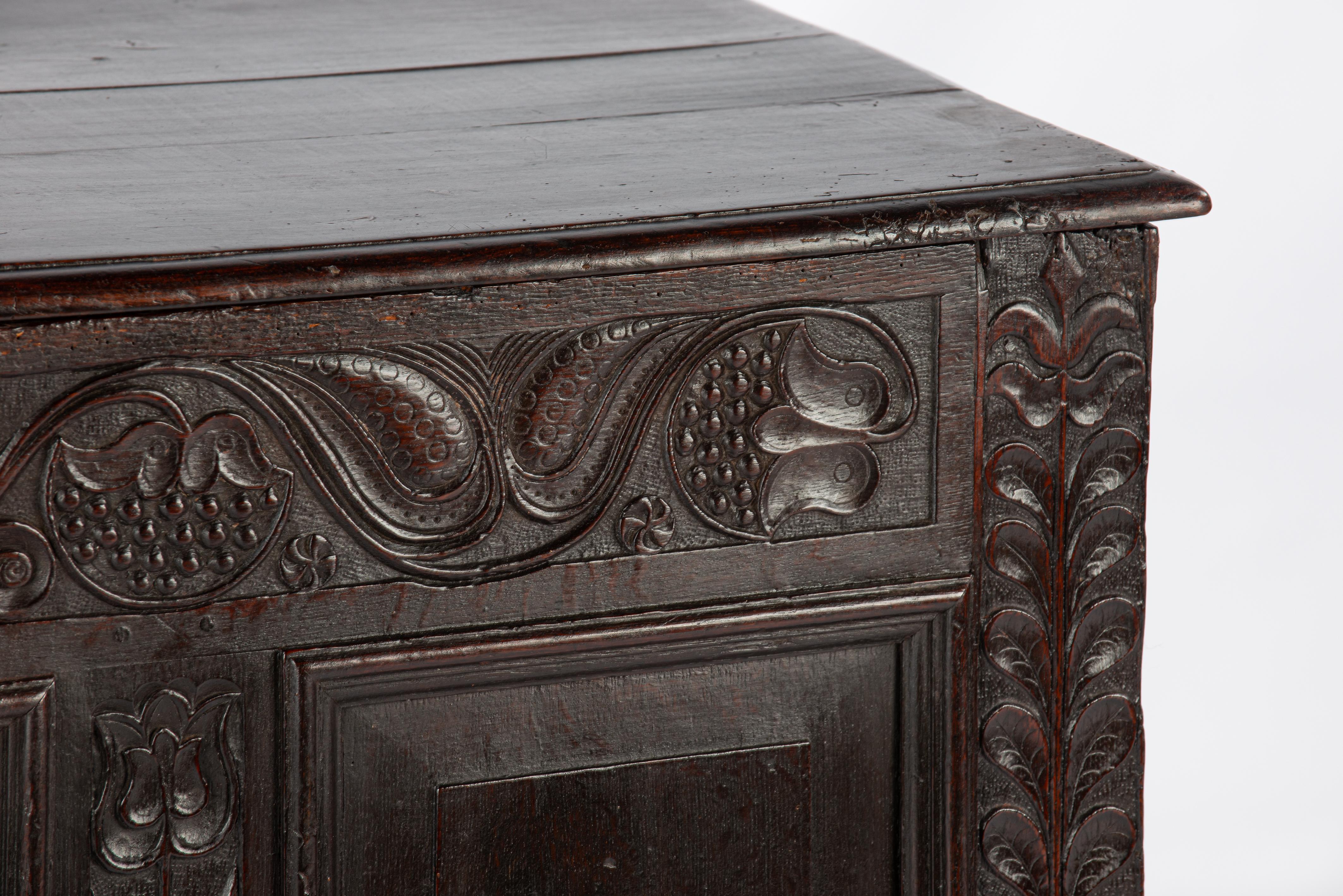 Antique english 18th century blacked or dark brown solid oak carved chest  trunk For Sale 3