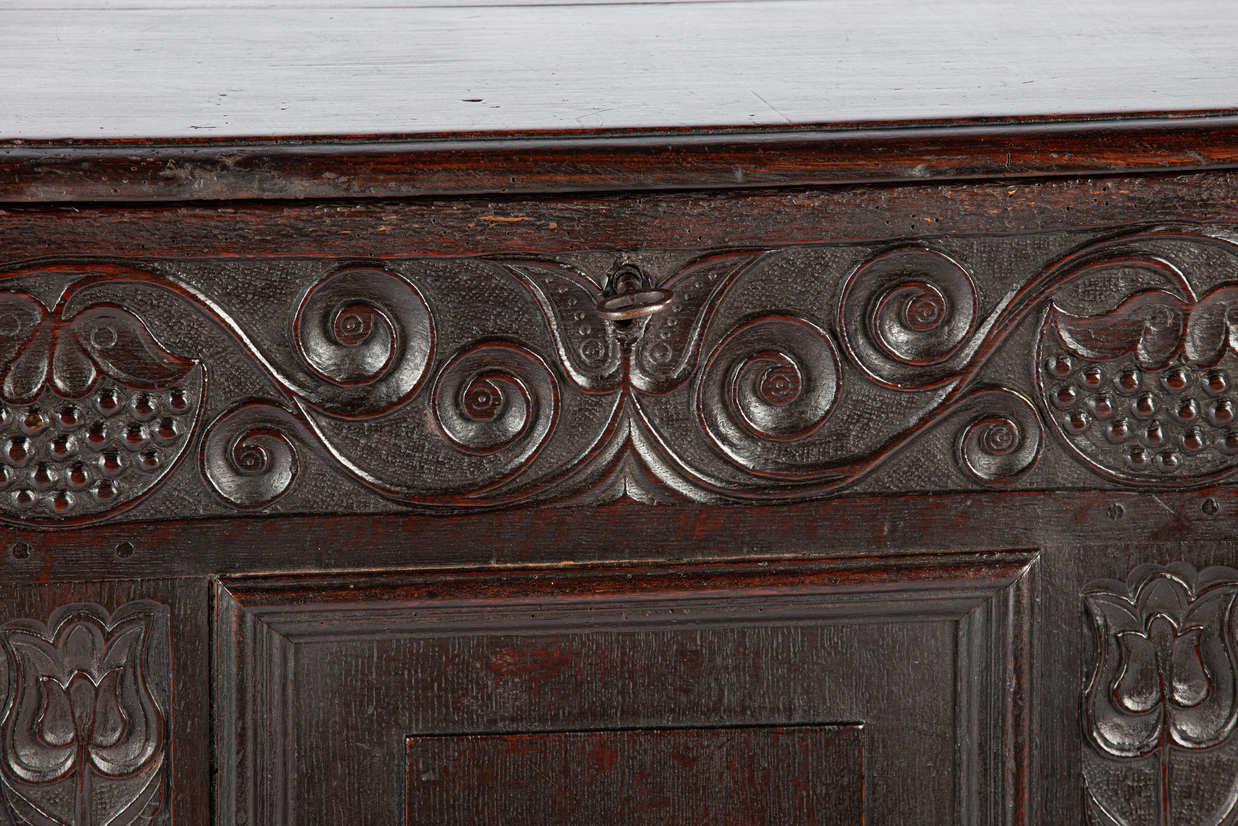 Antique english 18th century blacked or dark brown solid oak carved chest  trunk For Sale 4