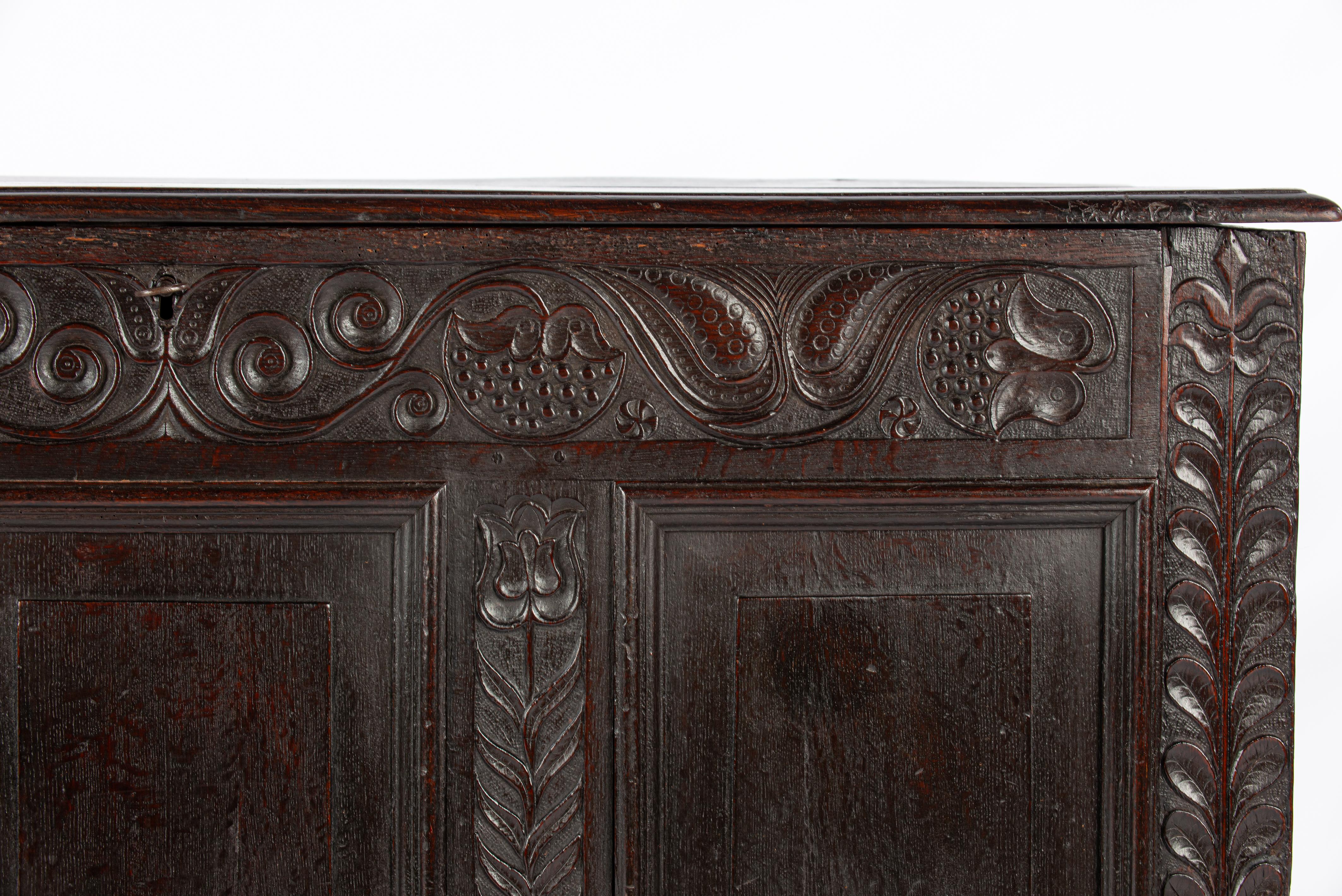 Antique english 18th century blacked or dark brown solid oak carved chest  trunk For Sale 6