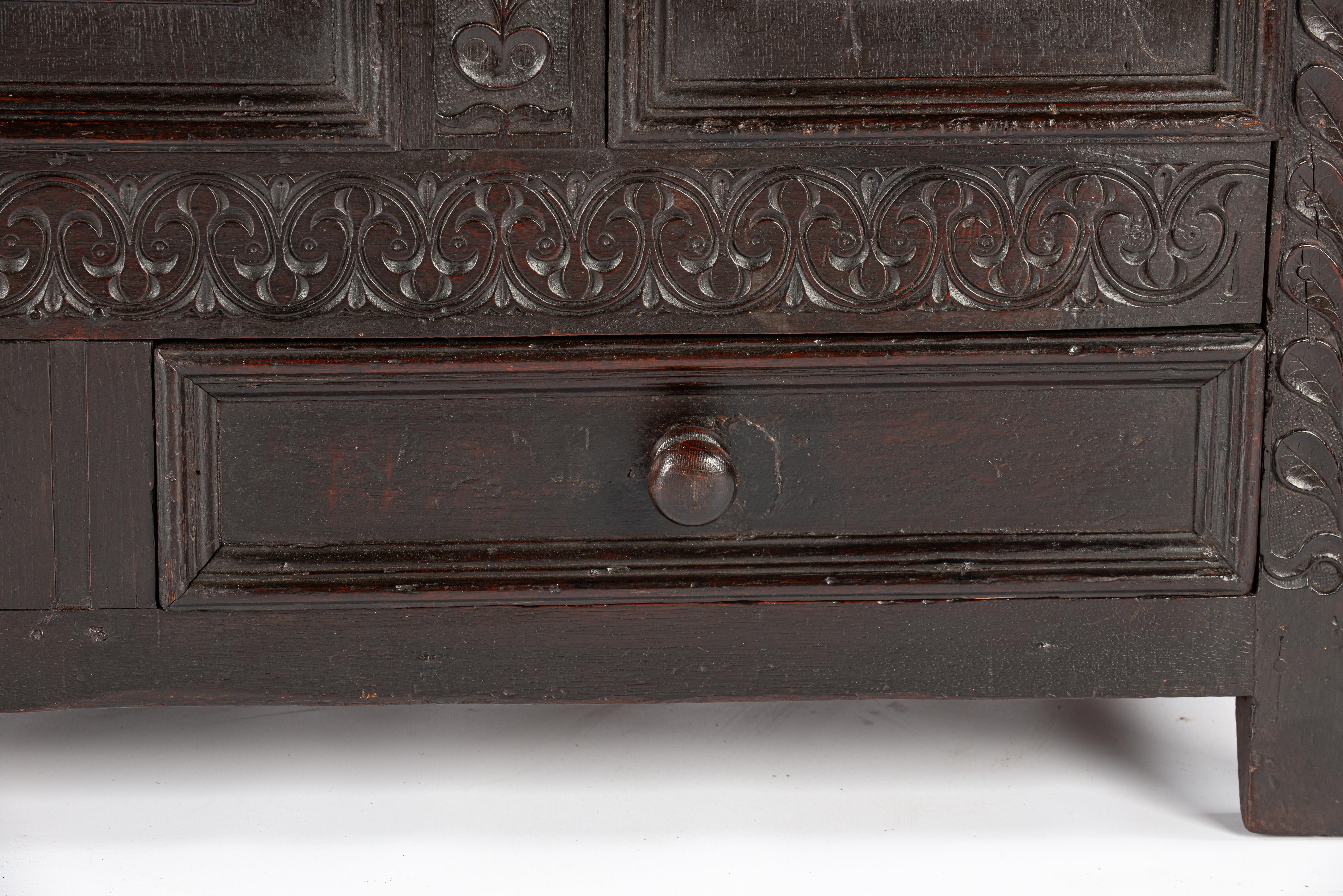 Antique english 18th century blacked or dark brown solid oak carved chest  trunk For Sale 7