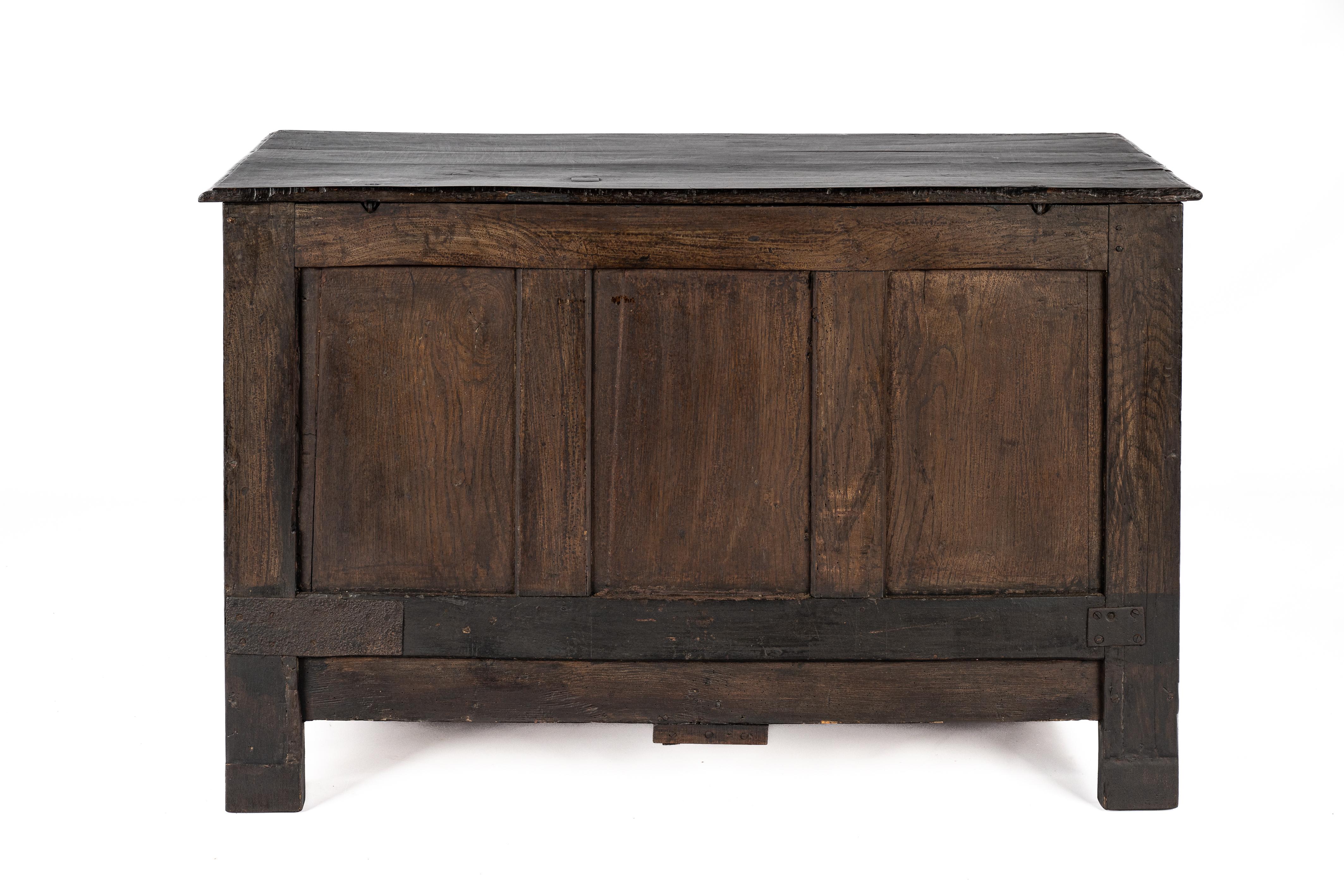 Antique english 18th century blacked or dark brown solid oak carved chest  trunk In Good Condition For Sale In Casteren, NL
