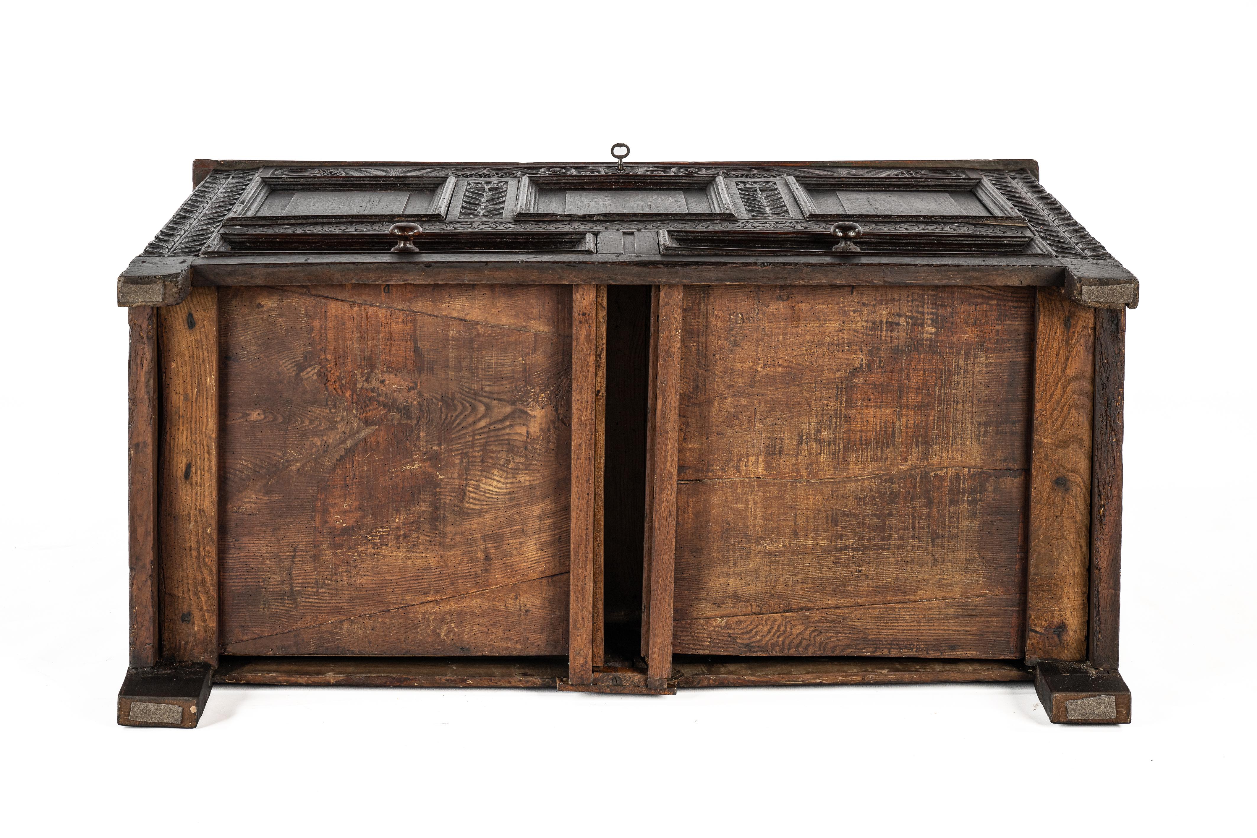 Antique english 18th century blacked or dark brown solid oak carved chest  trunk For Sale 1