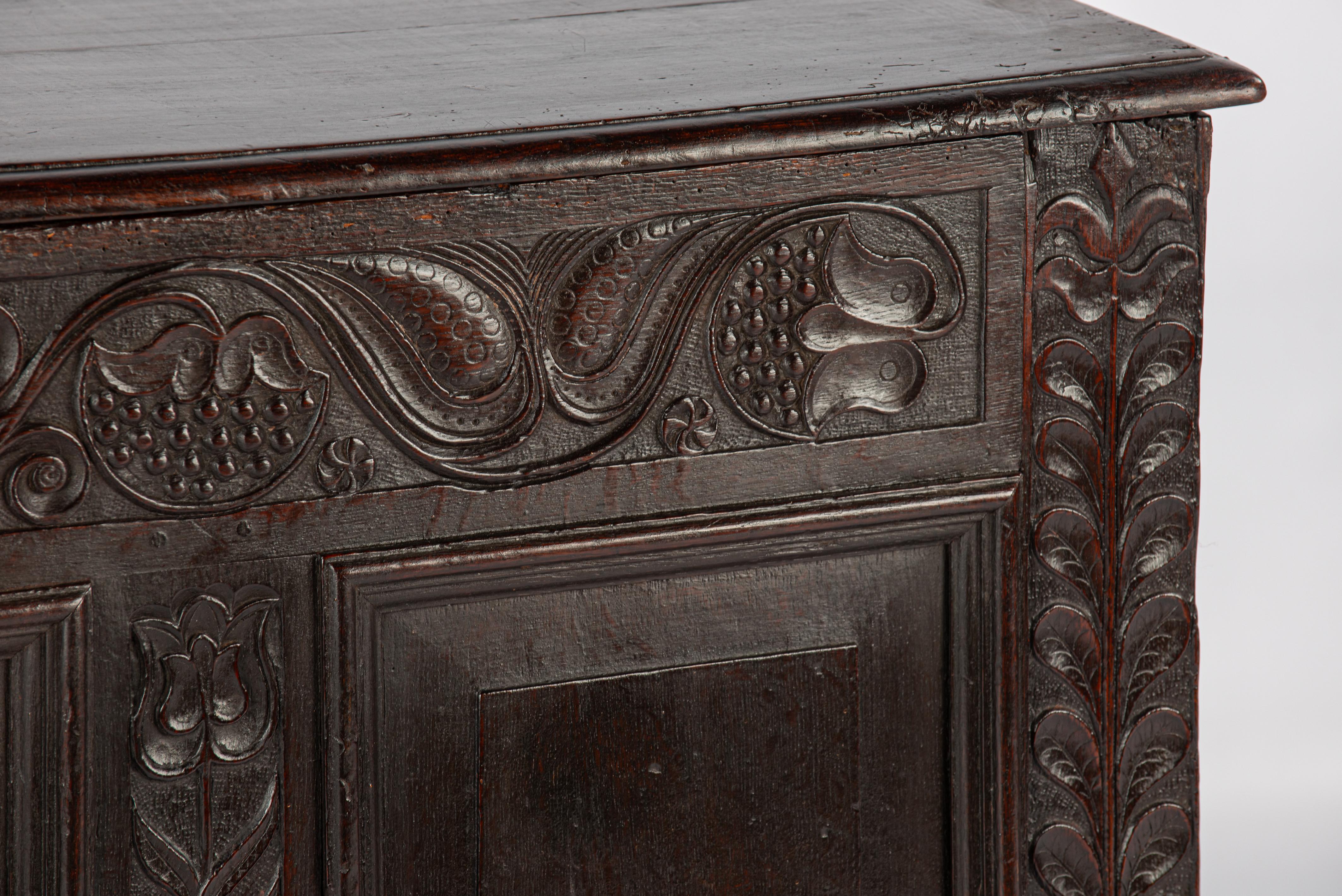 Antique english 18th century blacked or dark brown solid oak carved chest  trunk For Sale 2