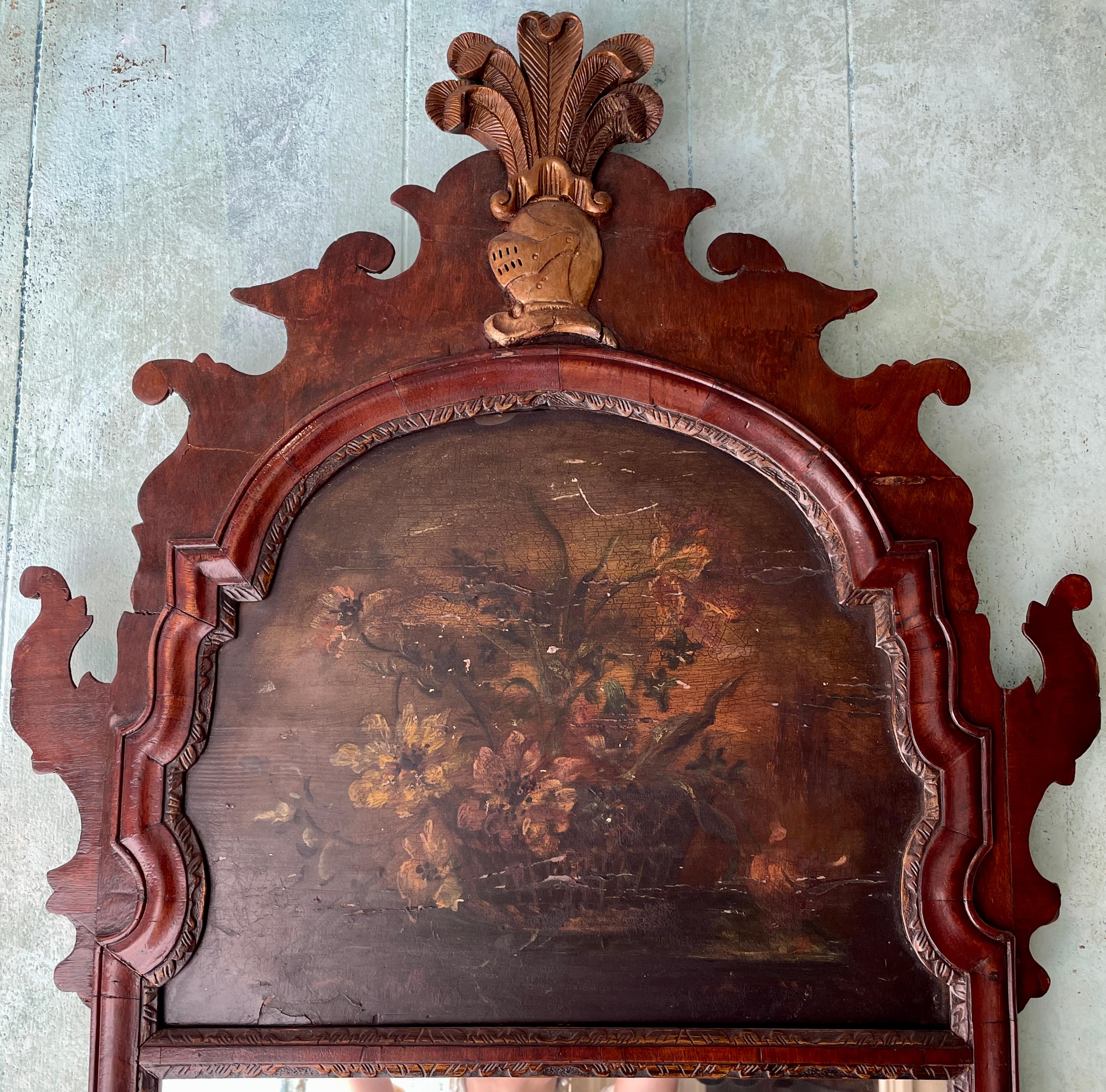 Antique miroir anglais du 18ème siècle en noyer sculpté avec une peinture florale.