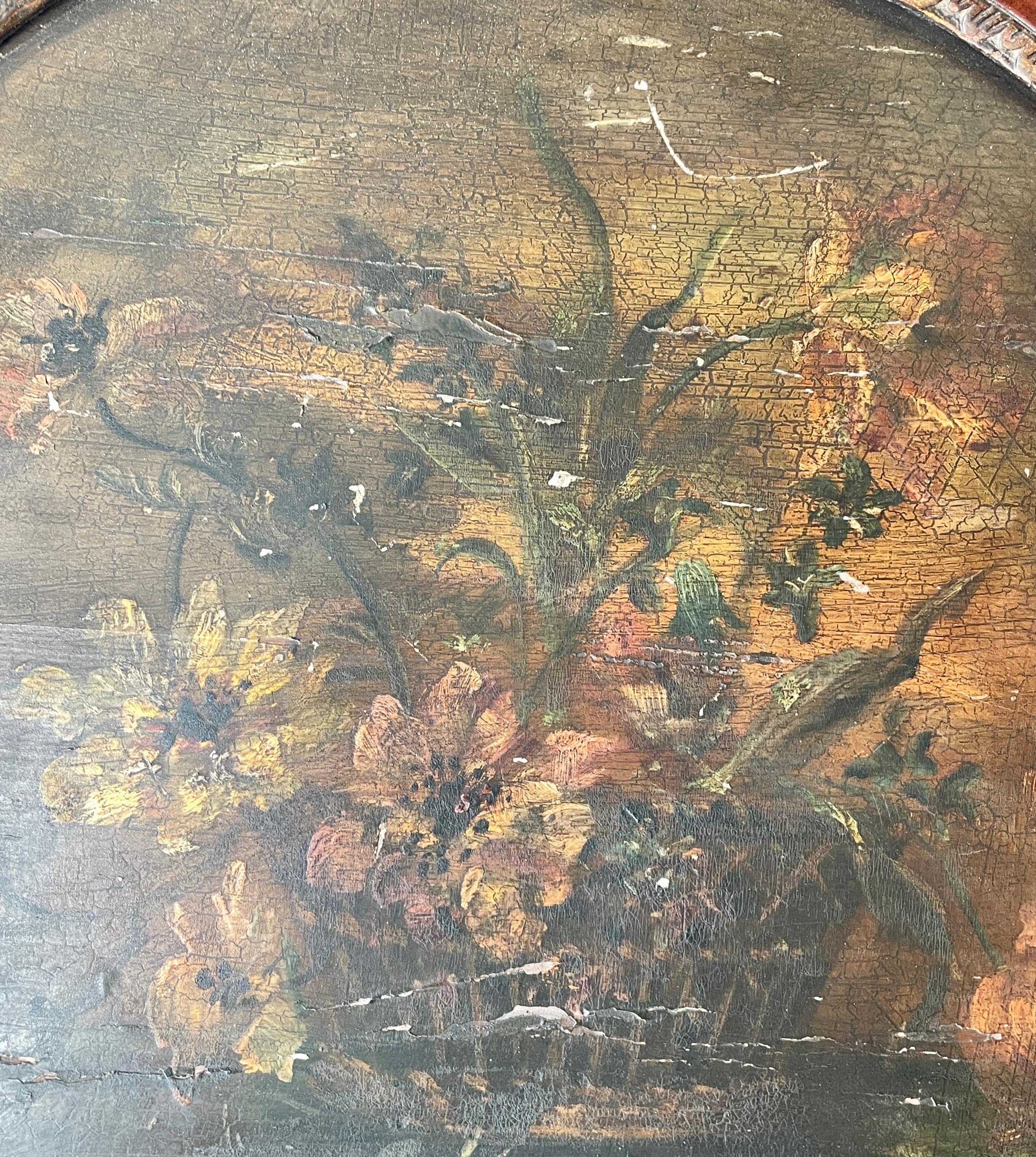 Anglais Antique miroir anglais du 18ème siècle en noyer sculpté avec peinture florale en vente