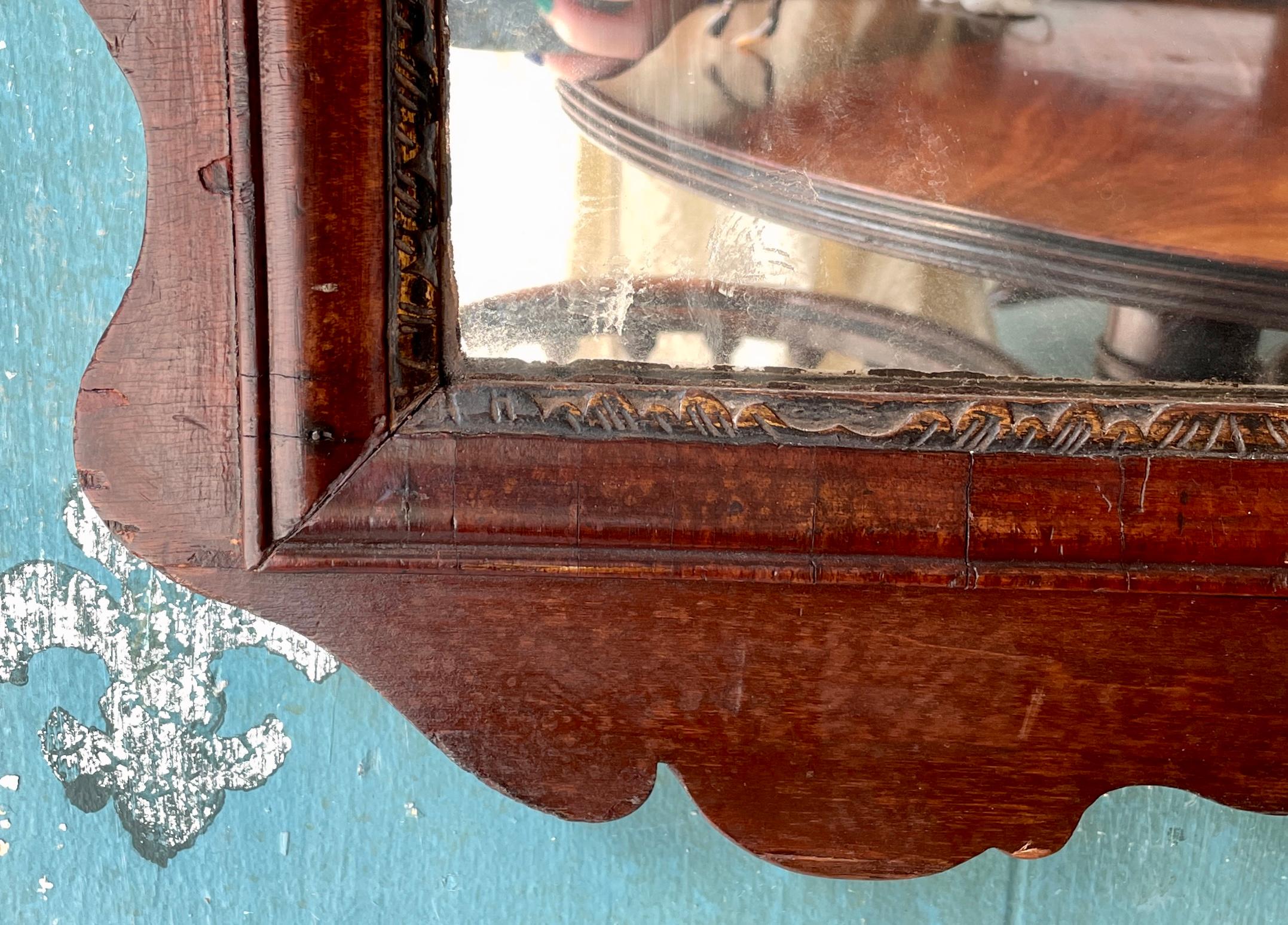 Antique miroir anglais du 18ème siècle en noyer sculpté avec peinture florale Bon état - En vente à New Orleans, LA