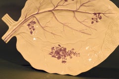 Antico piatto grande a forma di foglia del Derbyshire del 18° secolo