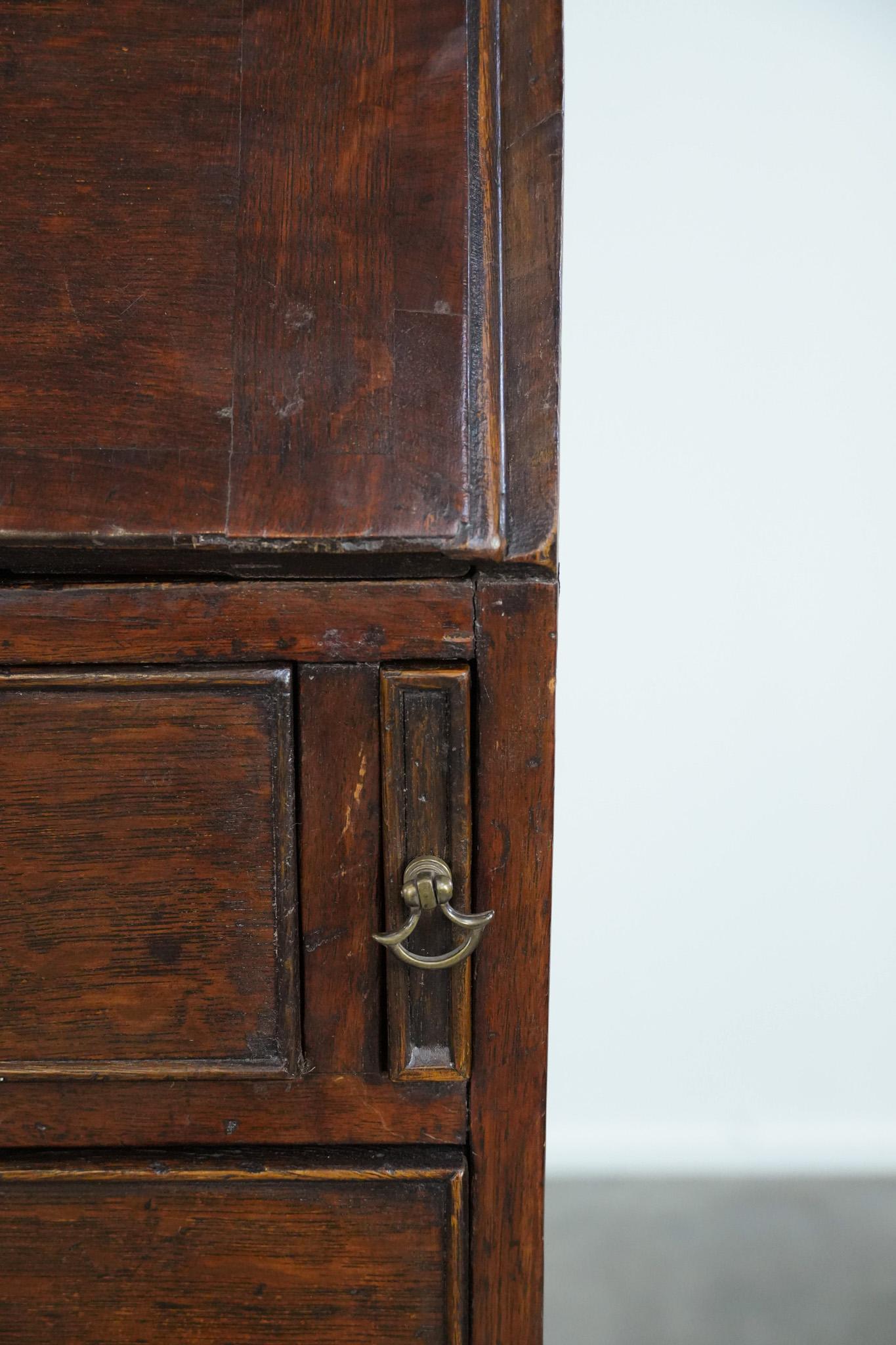 Antica scrivania/libreria inglese del XVIII secolo con un bellissimo interno in vendita 3