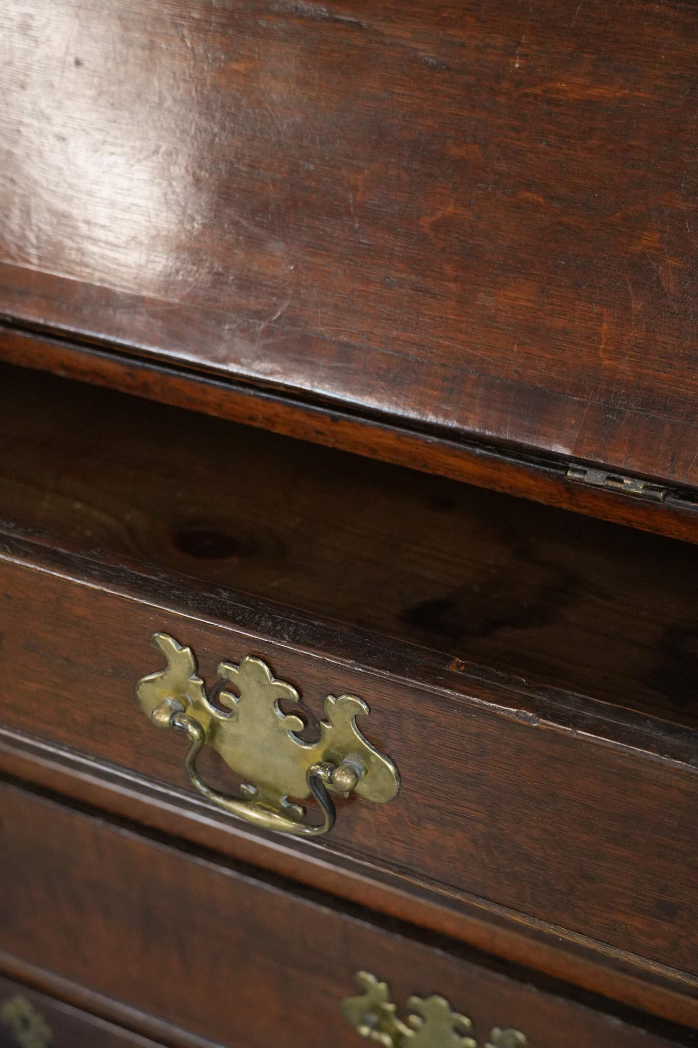 Antica scrivania/libreria inglese del XVIII secolo con un bellissimo interno in vendita 4