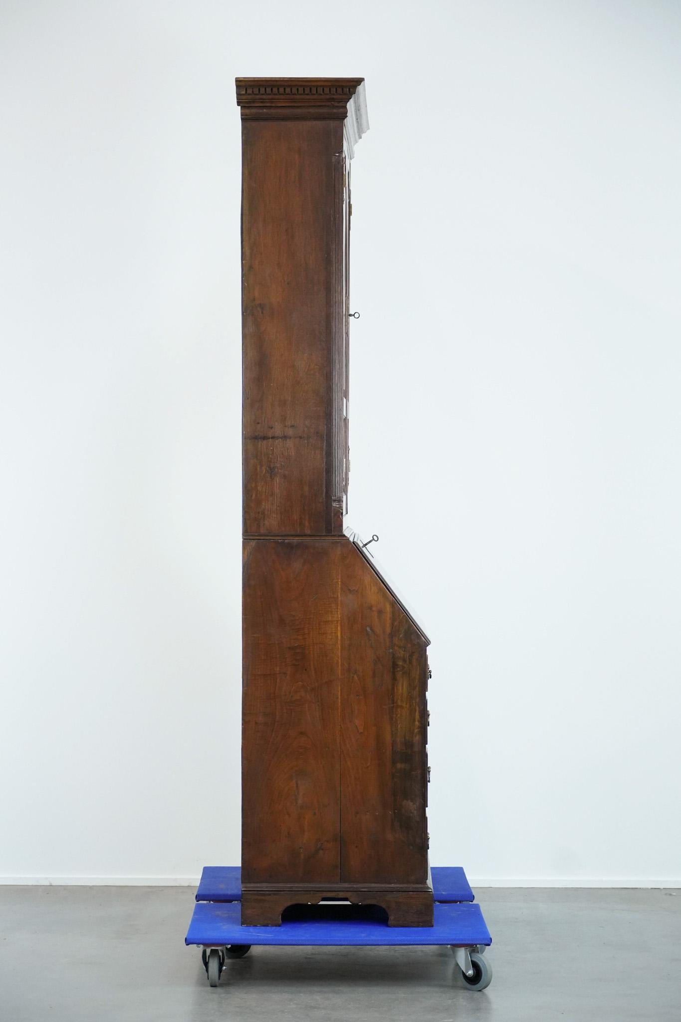 Romano classico Antica scrivania/libreria inglese del XVIII secolo con un bellissimo interno in vendita