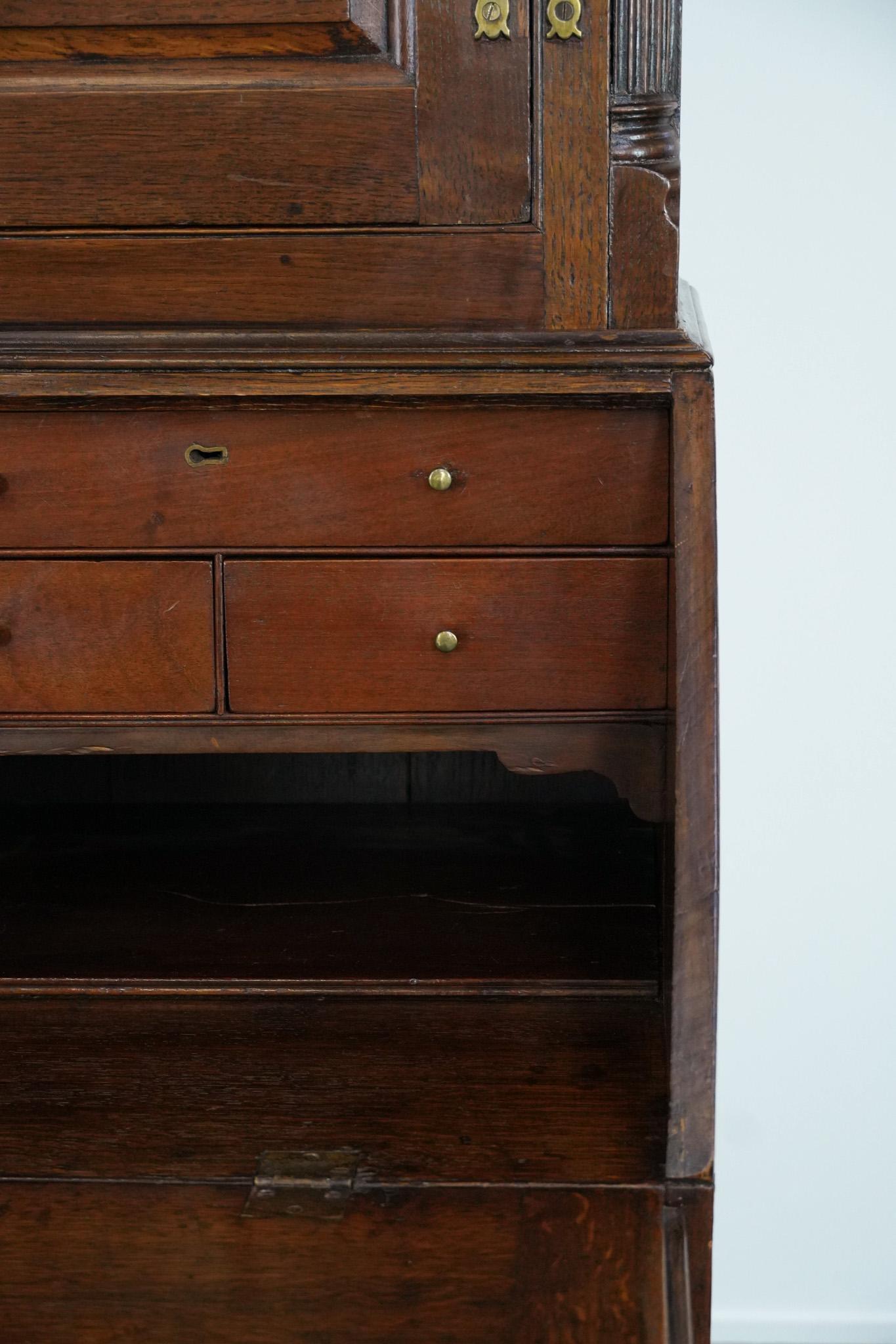 Legno Antica scrivania/libreria inglese del XVIII secolo con un bellissimo interno in vendita