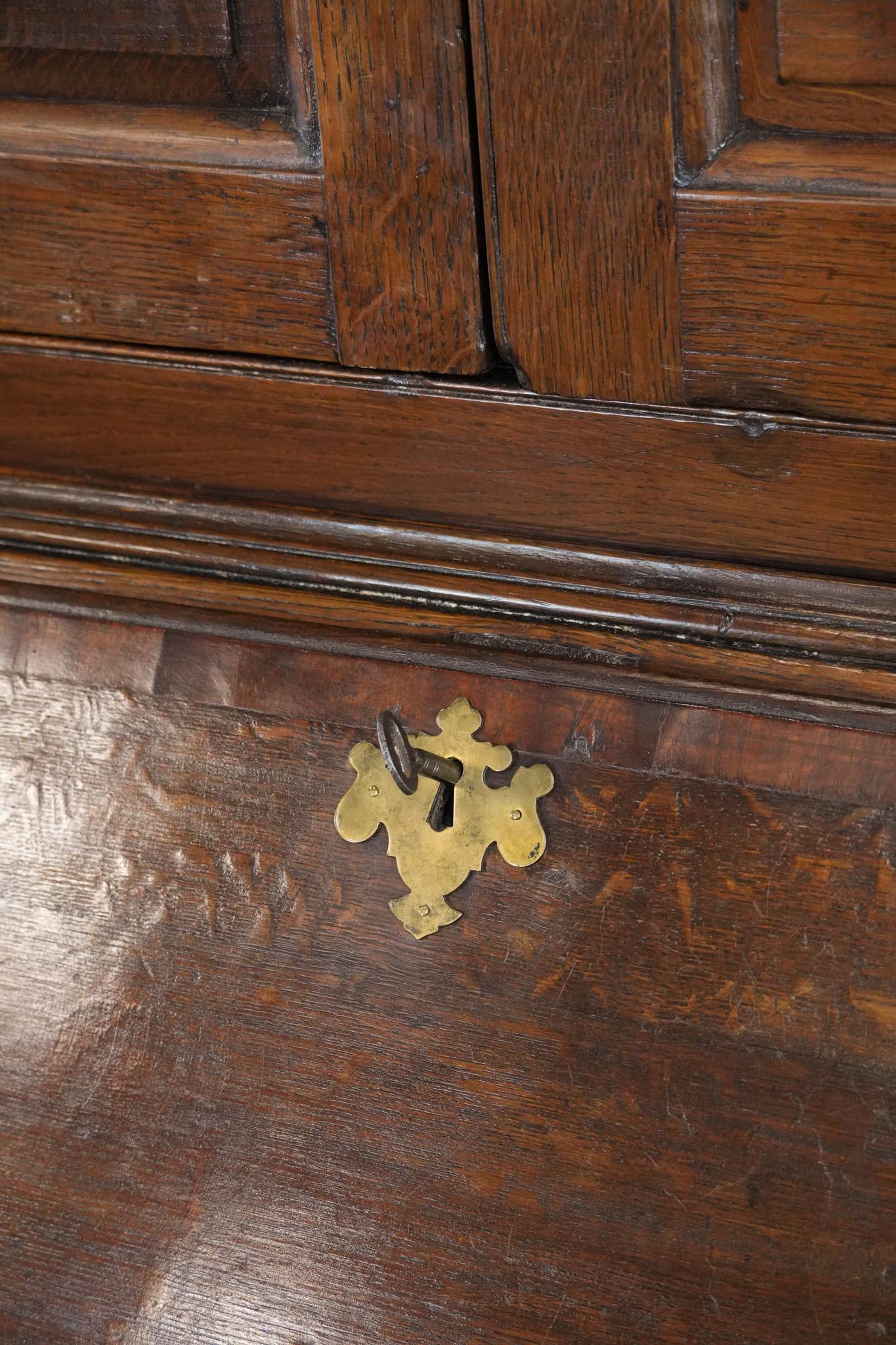 Antica scrivania/libreria inglese del XVIII secolo con un bellissimo interno in vendita 2