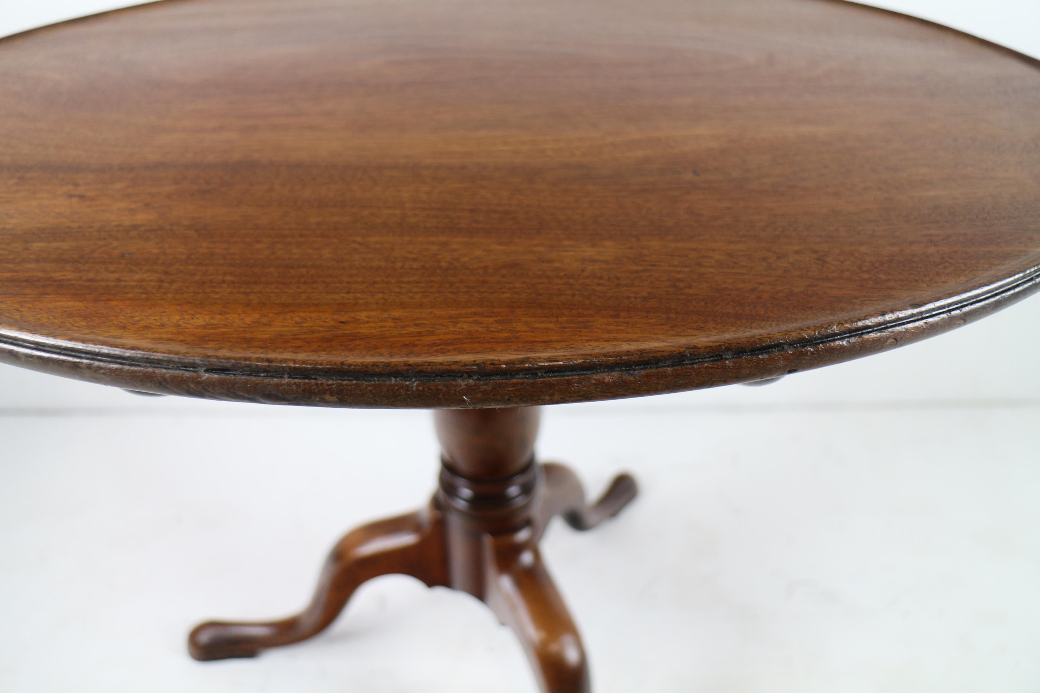 Antique English 18th Century Early Georgian Dish Top Bird Cage Tripod Table en vente 8