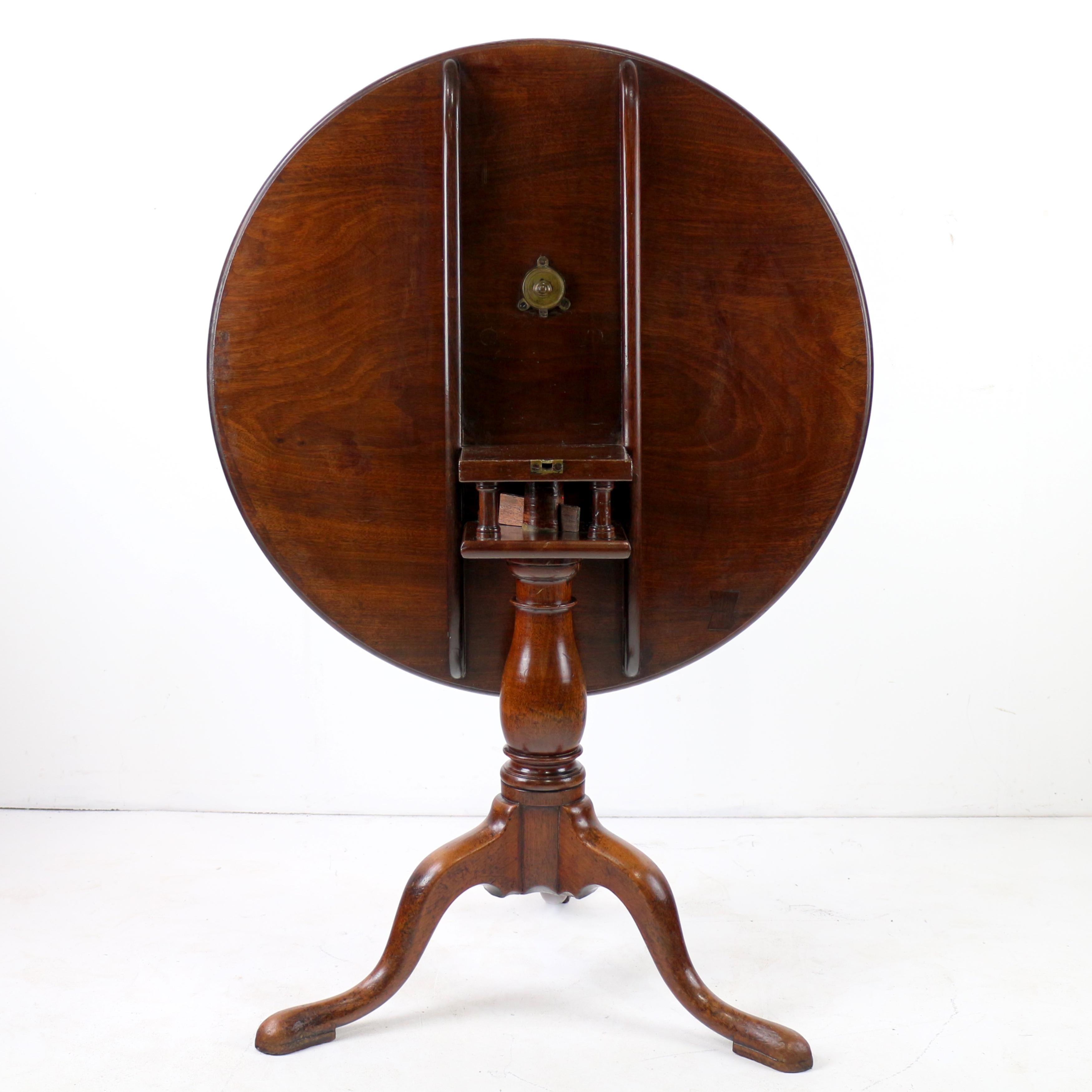 Anglais Antique English 18th Century Early Georgian Dish Top Bird Cage Tripod Table en vente