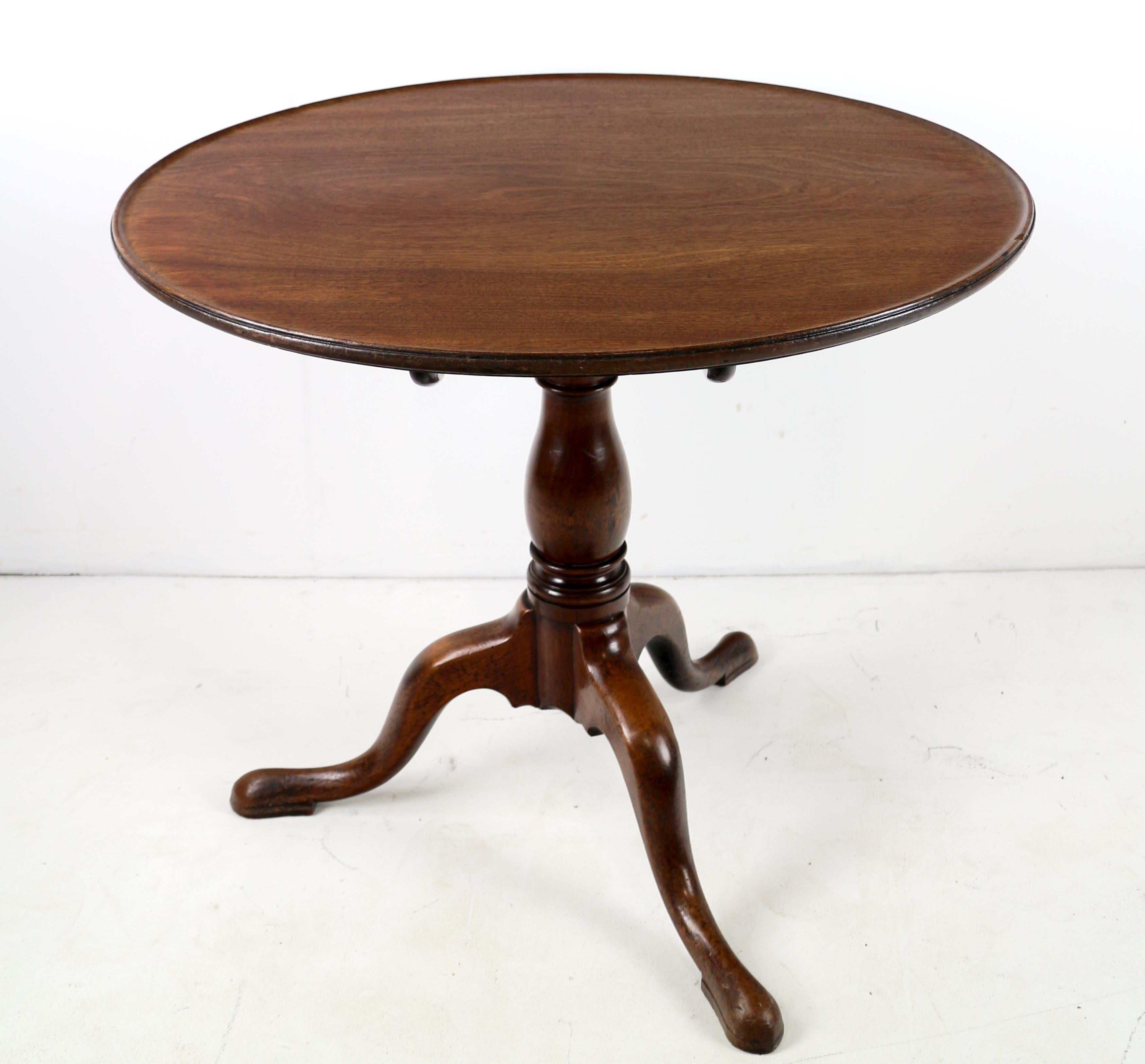 Fait main Antique English 18th Century Early Georgian Dish Top Bird Cage Tripod Table en vente