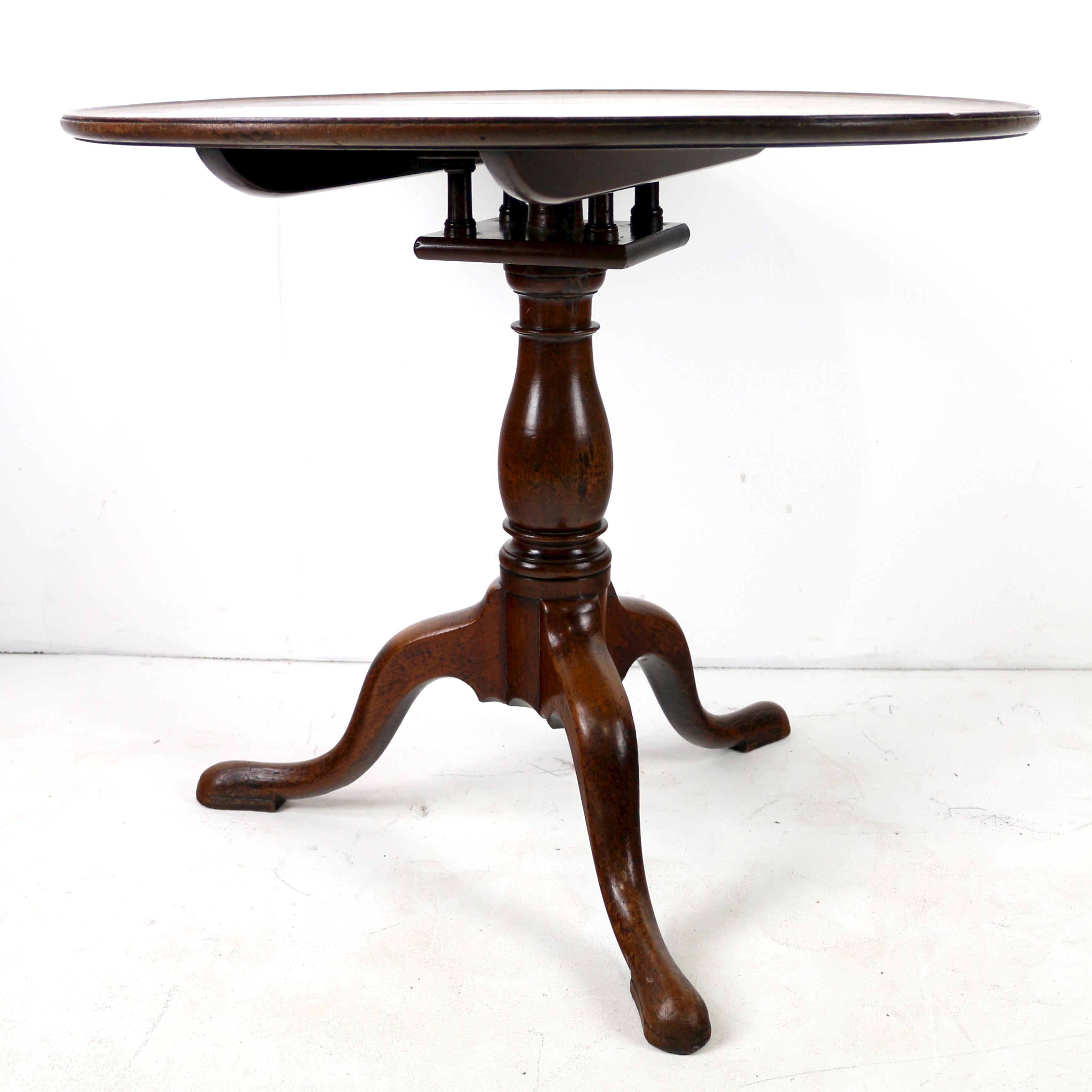 Antique English 18th Century Early Georgian Dish Top Bird Cage Tripod Table Bon état - En vente à Glasgow, GB