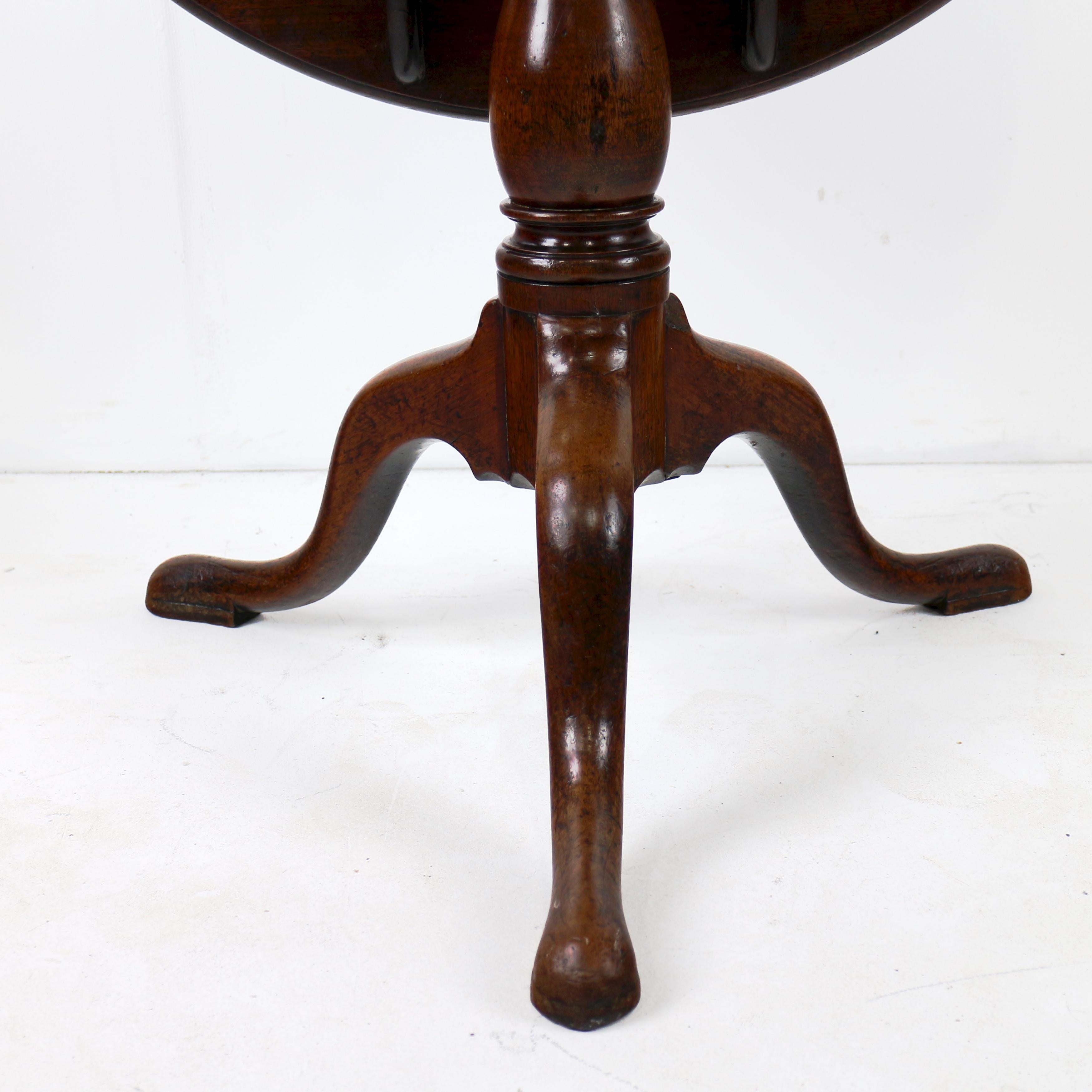 XVIIIe siècle et antérieur Antique English 18th Century Early Georgian Dish Top Bird Cage Tripod Table en vente